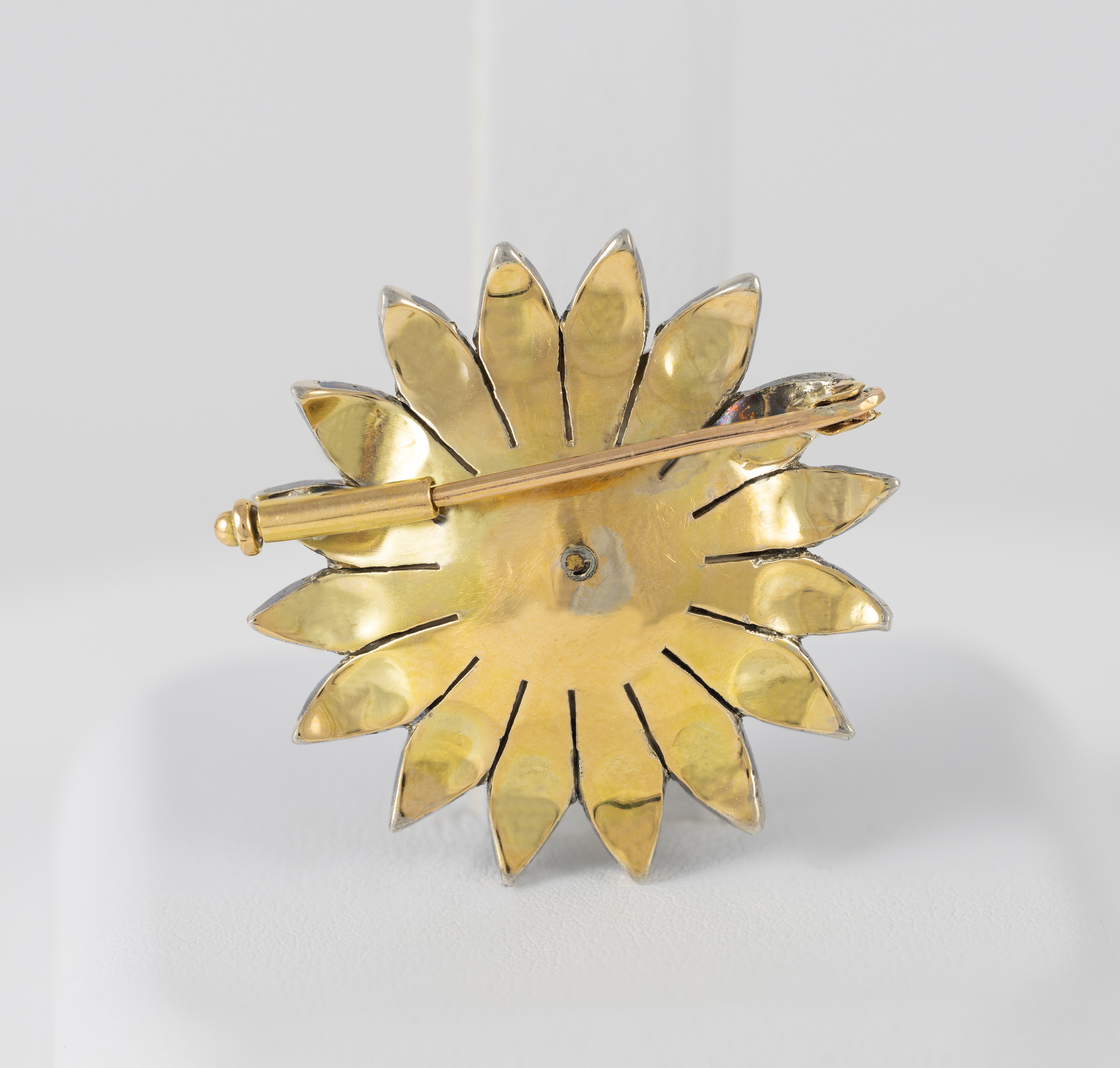 Broche antiguo en oro amarillo 18k y plata con perla y zafiros blancos