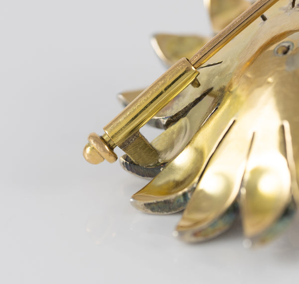 Broche antiguo en oro amarillo 18k y plata con perla y zafiros blancos
