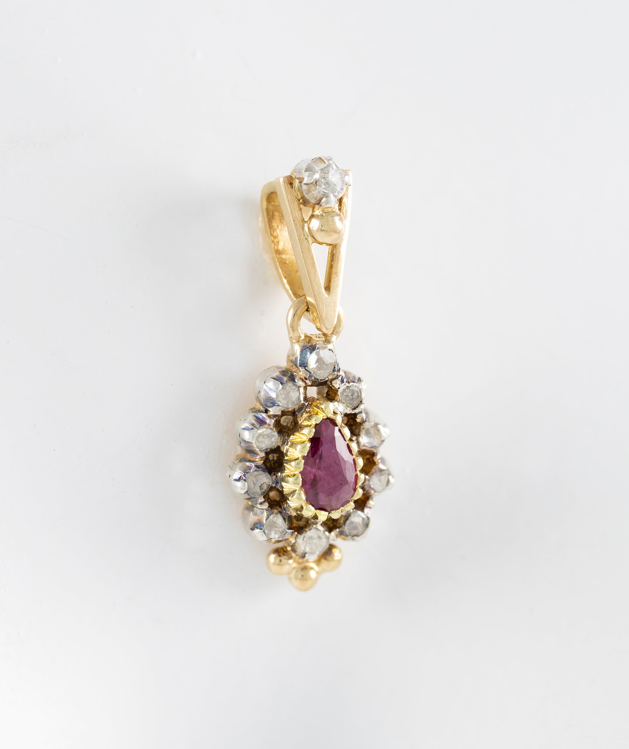 Colgante antiguo en oro amarillo 18k diamantes y granate