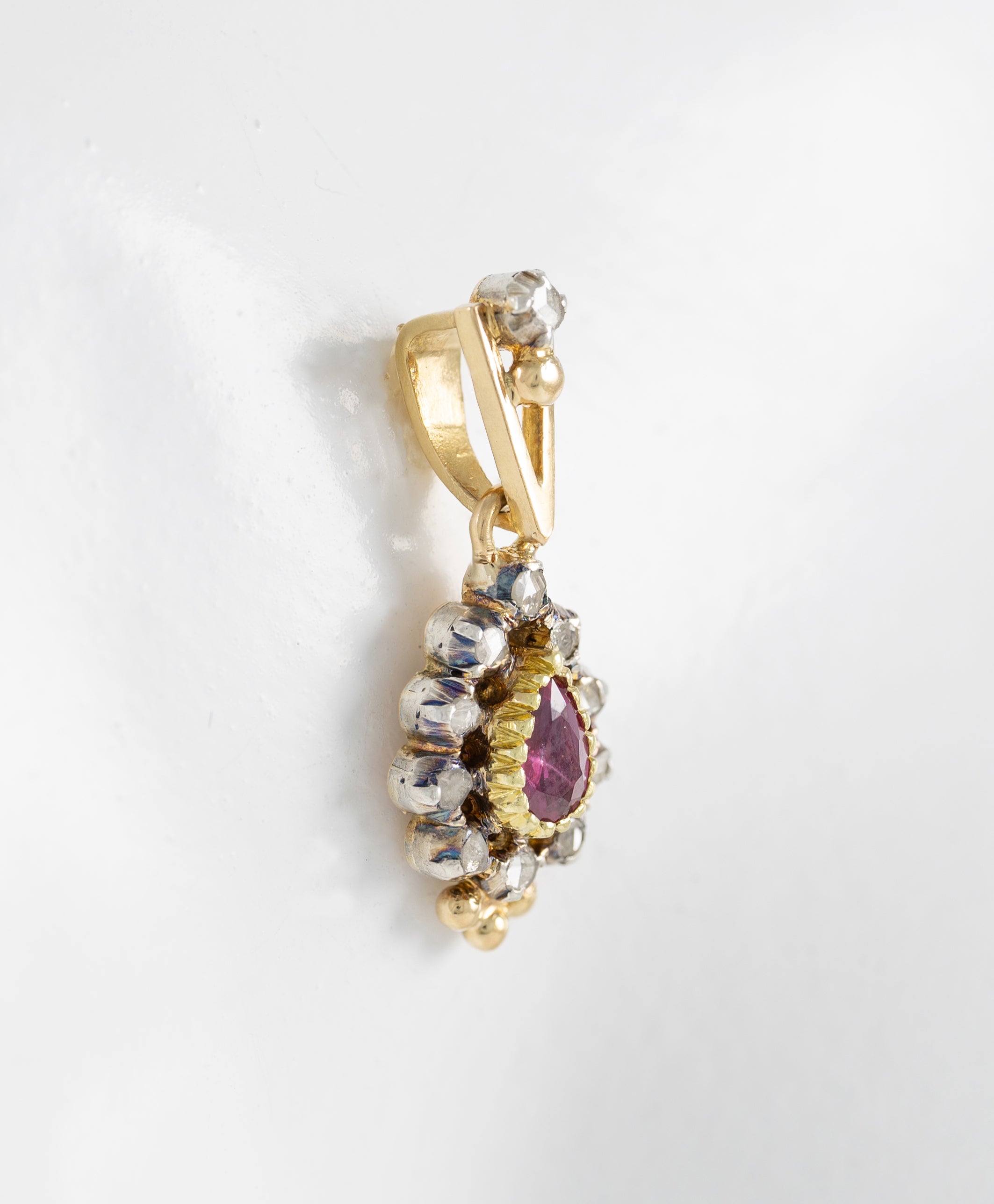 Colgante antiguo en oro amarillo 18k diamantes y granate