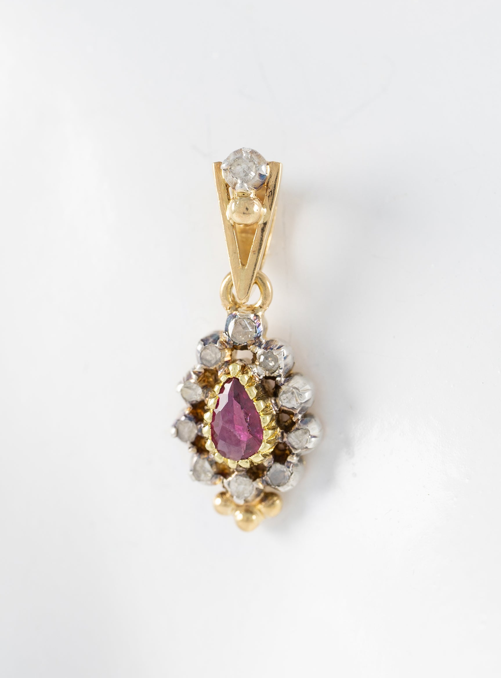 Colgante antiguo en oro amarillo 18k diamantes y granate