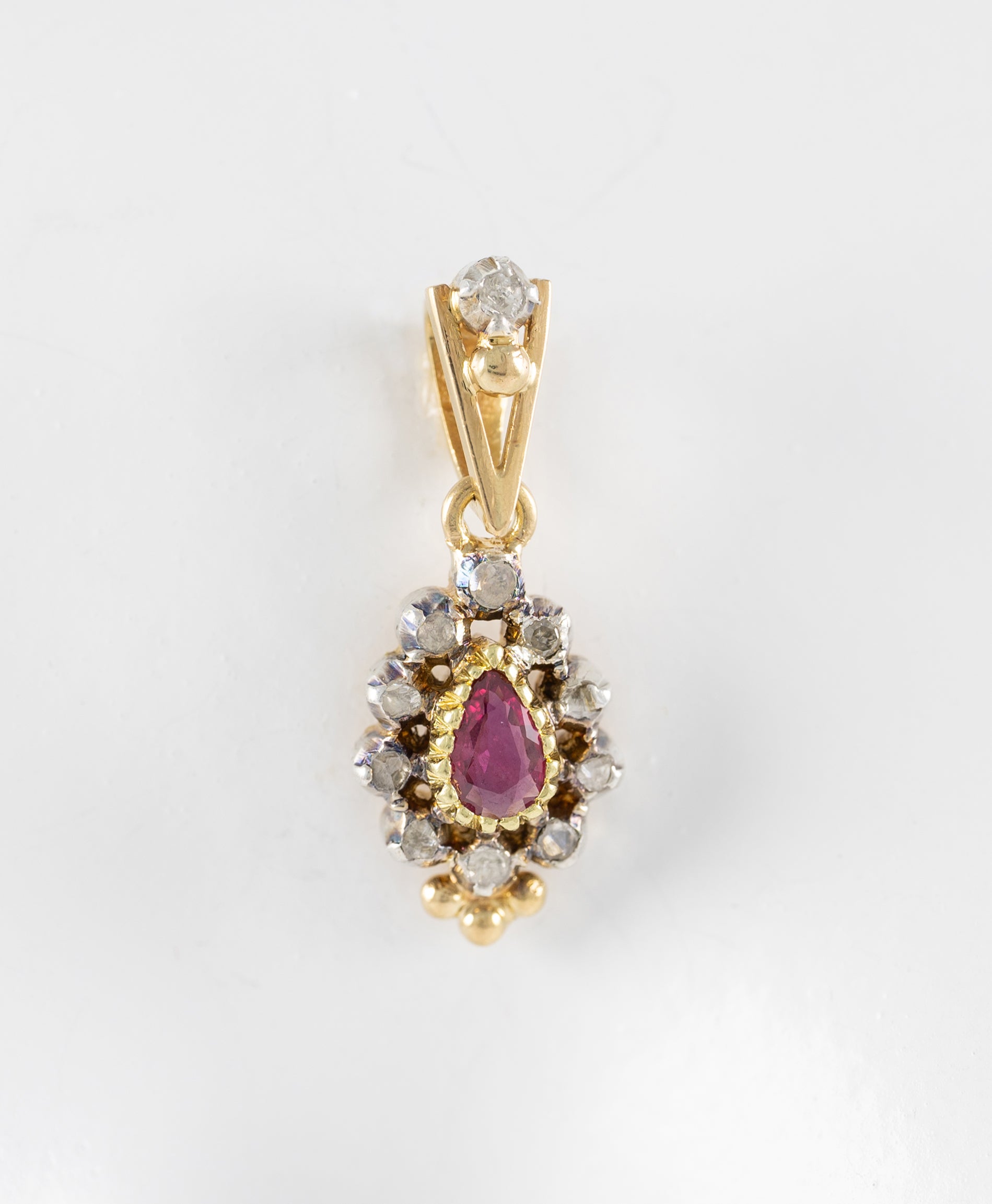 Colgante antiguo en oro amarillo 18k diamantes y granate