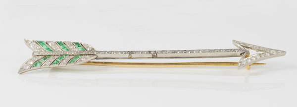 Broche flecha en oro blanco 18k con brillantes y esmeraldas