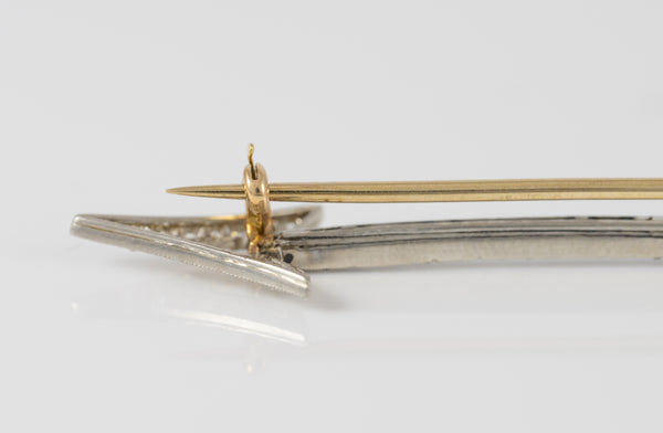 Broche flecha en oro blanco 18k con brillantes y esmeraldas