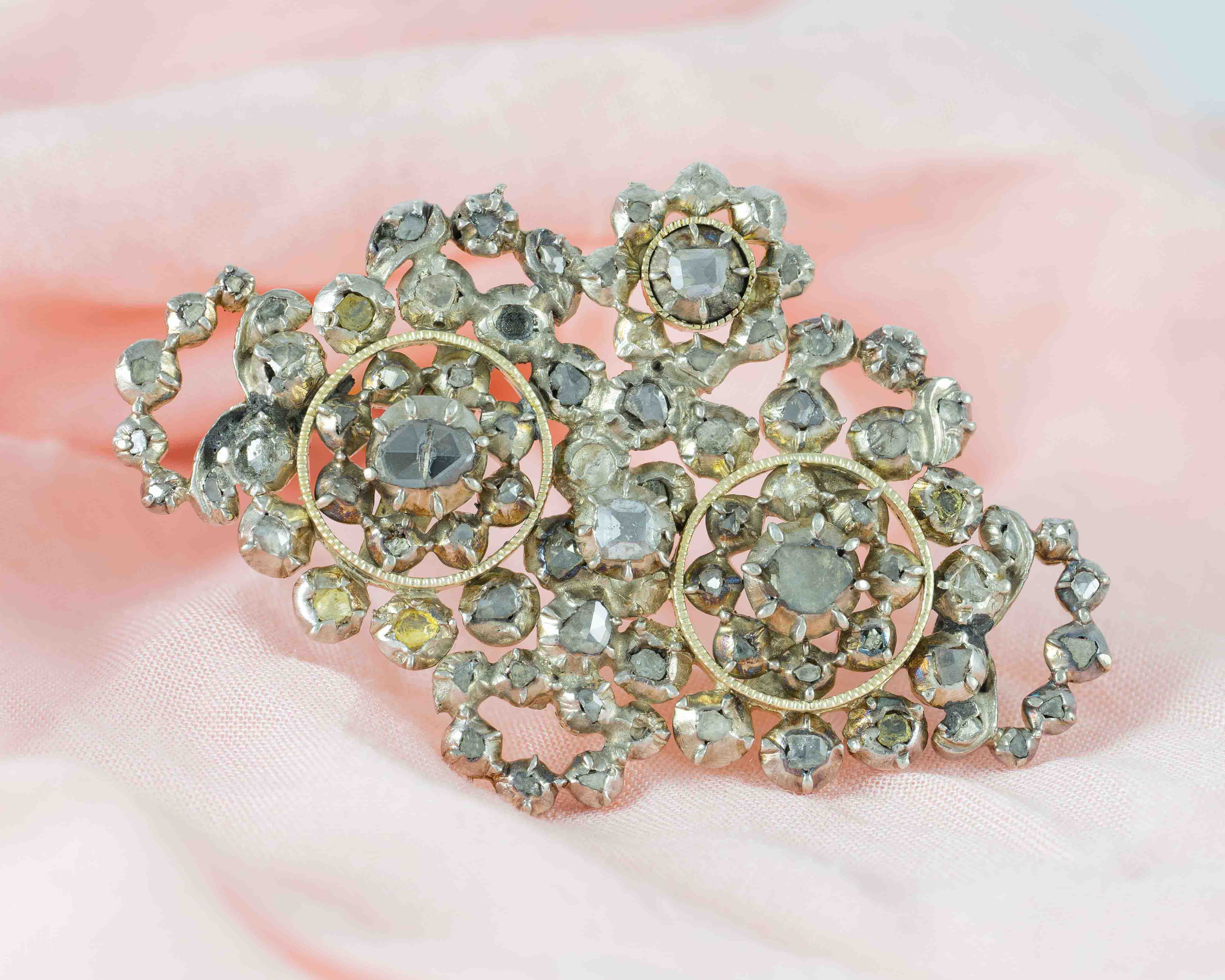 Broche antiguo en plata dorada con diamantes 1.8 ct