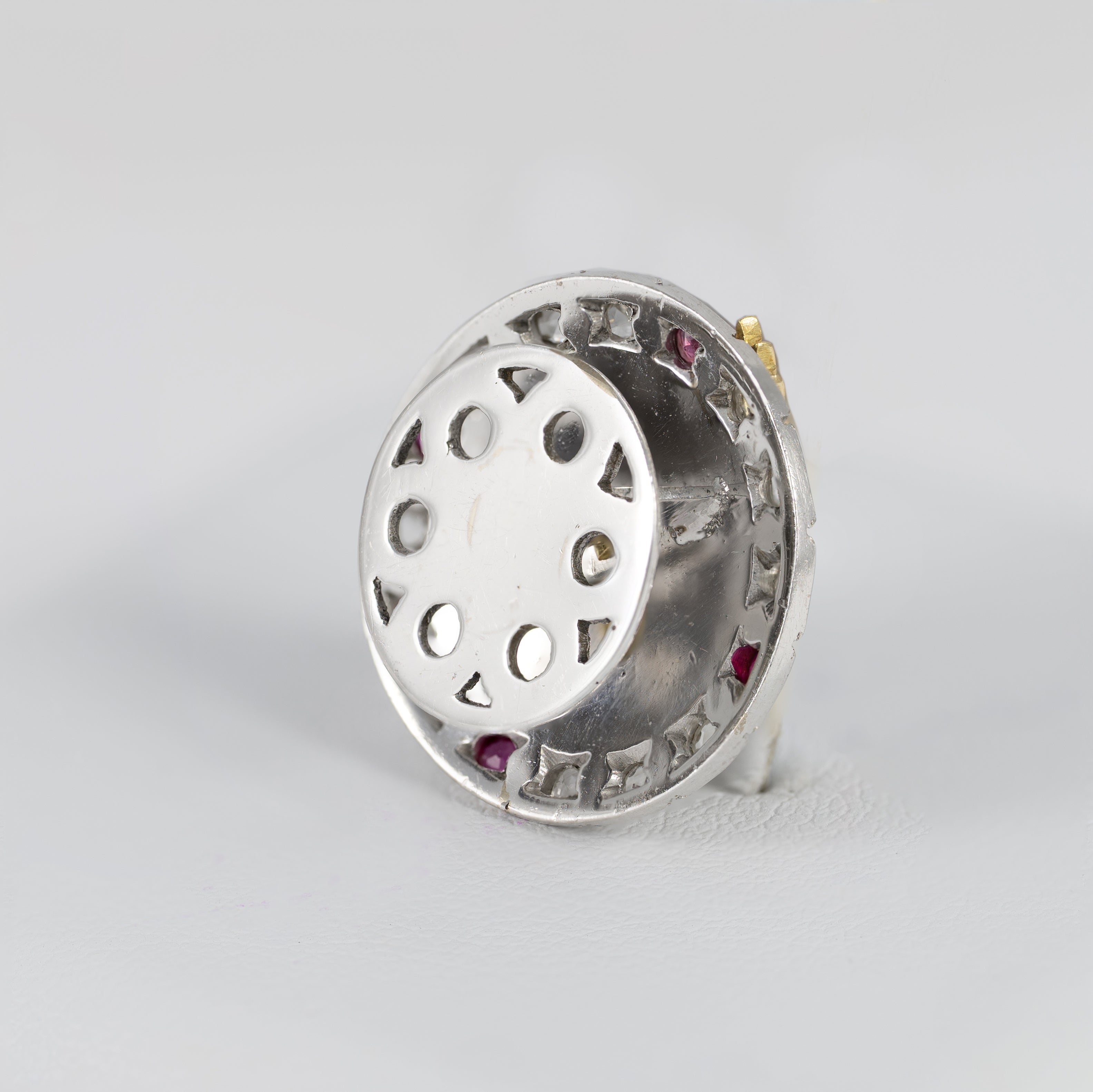 Broche en oro blanco y amarillo 18k con diamantes, rubíes y esmaltado