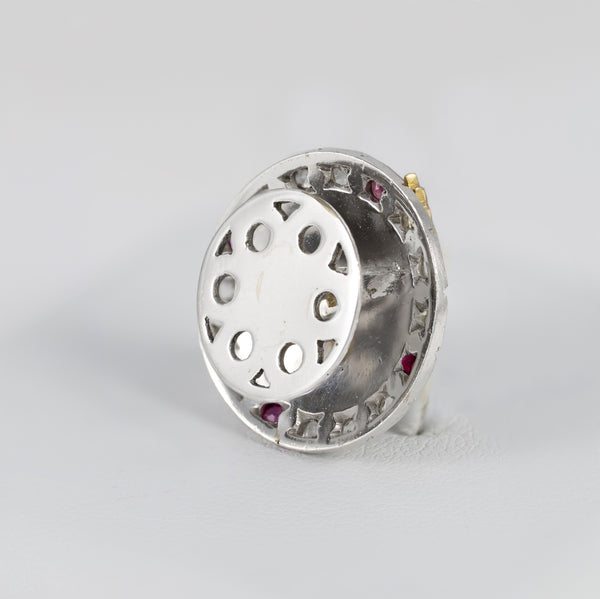 Broche en oro blanco y amarillo 18k con diamantes, rubíes y esmaltado