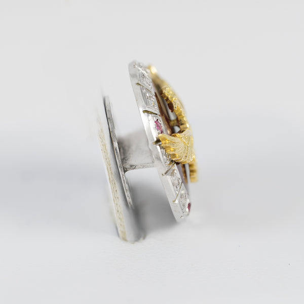 Broche en oro blanco y amarillo 18k con diamantes, rubíes y esmaltado