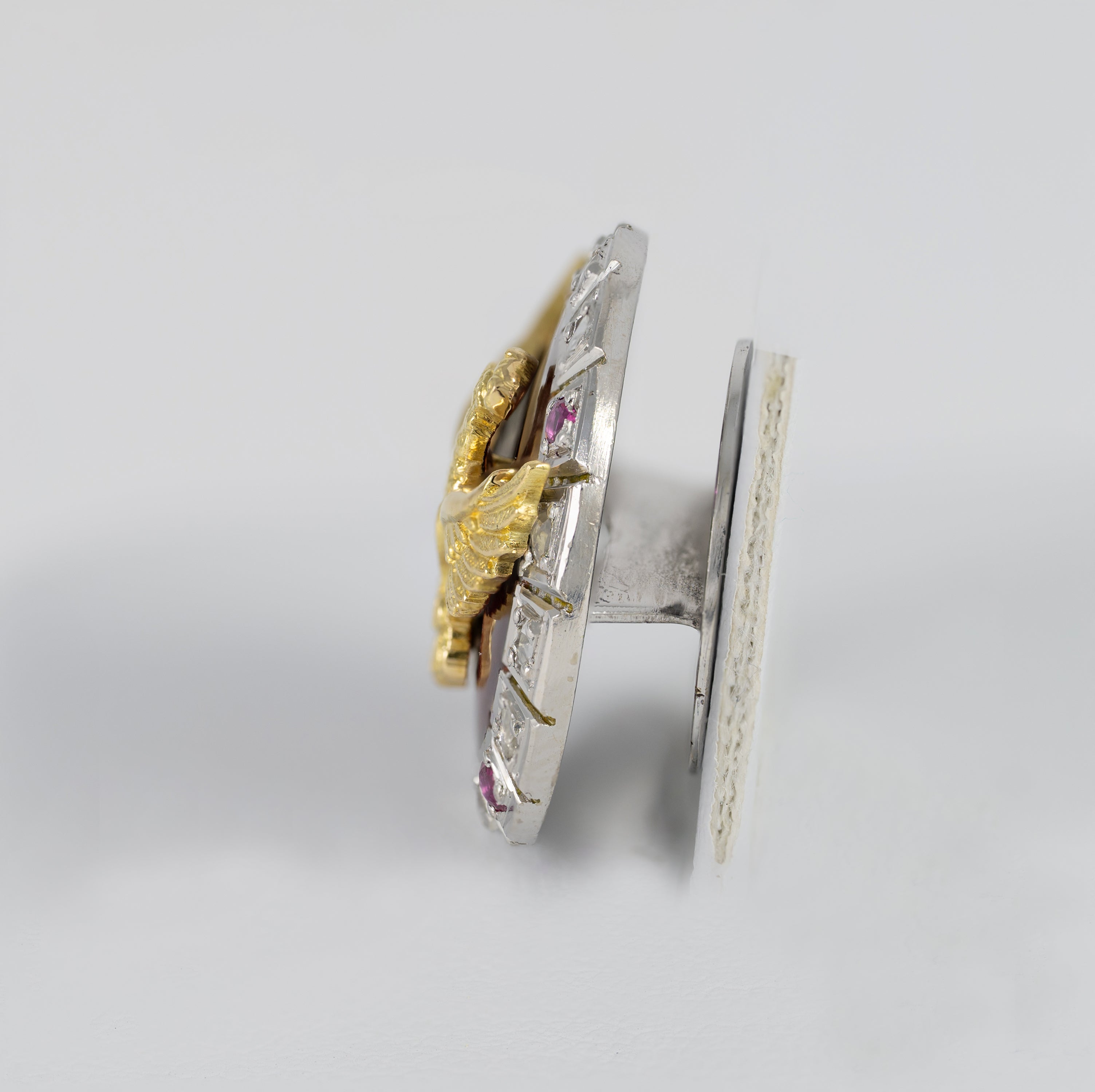 Broche en oro blanco y amarillo 18k con diamantes, rubíes y esmaltado