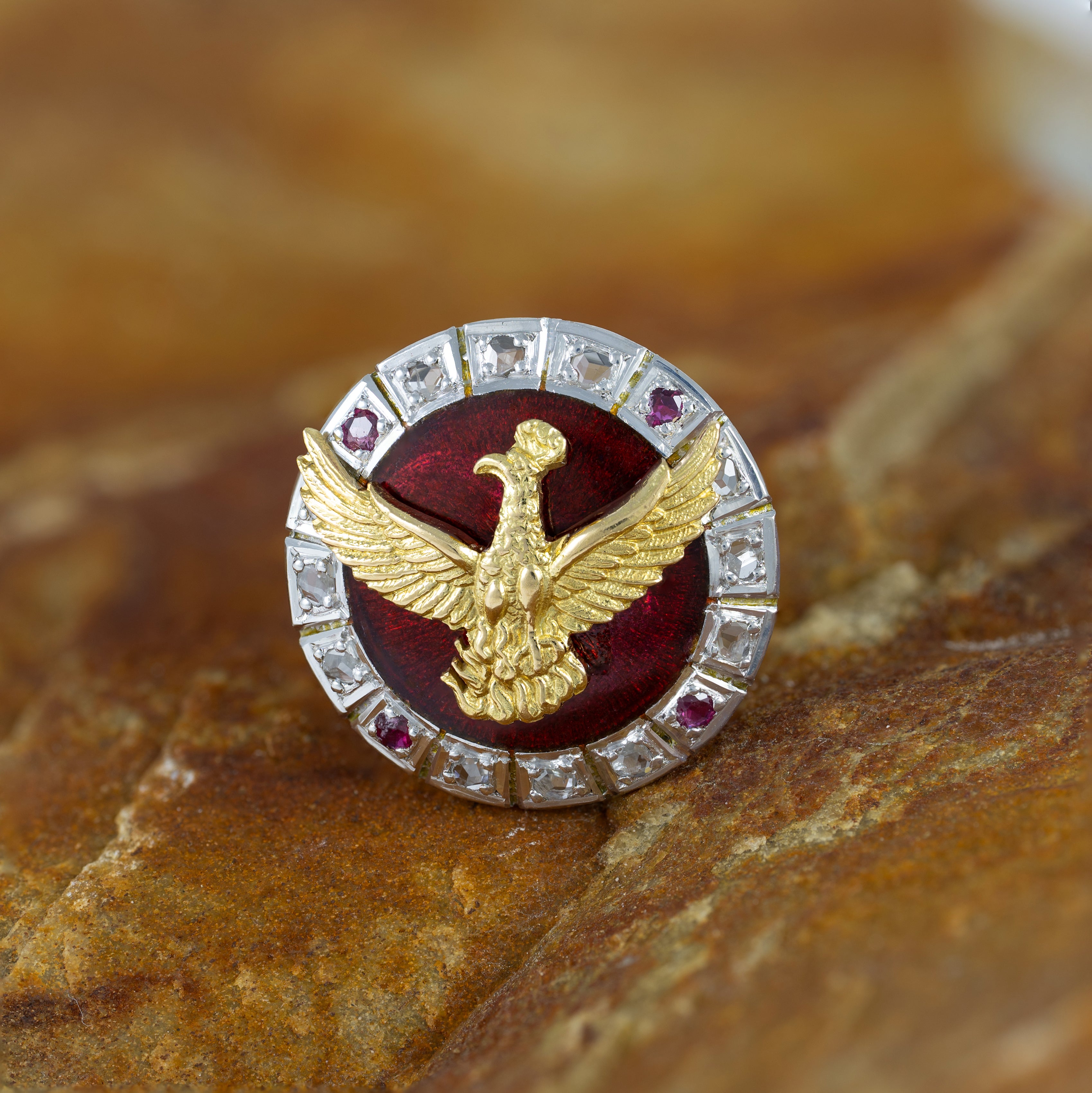 Broche en oro blanco y amarillo 18k con diamantes, rubíes y esmaltado