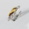 Broche en oro blanco y amarillo 18k con diamantes, rubíes y esmaltado