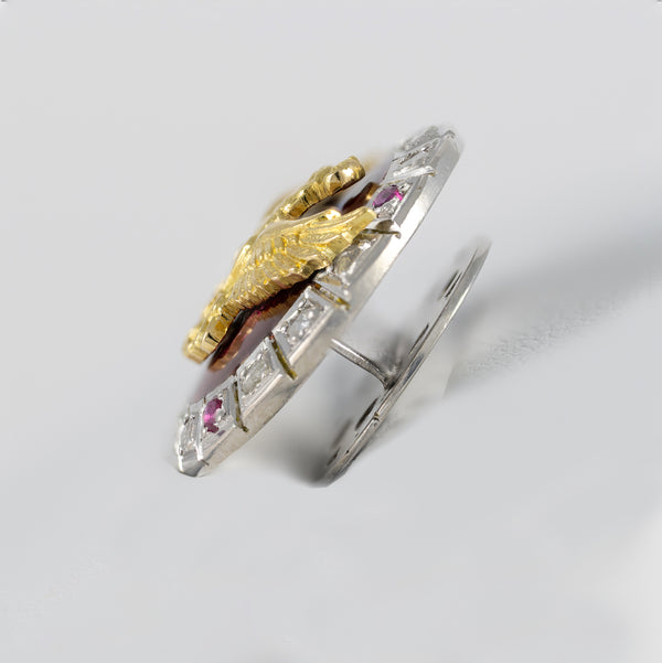Broche en oro blanco y amarillo 18k con diamantes, rubíes y esmaltado