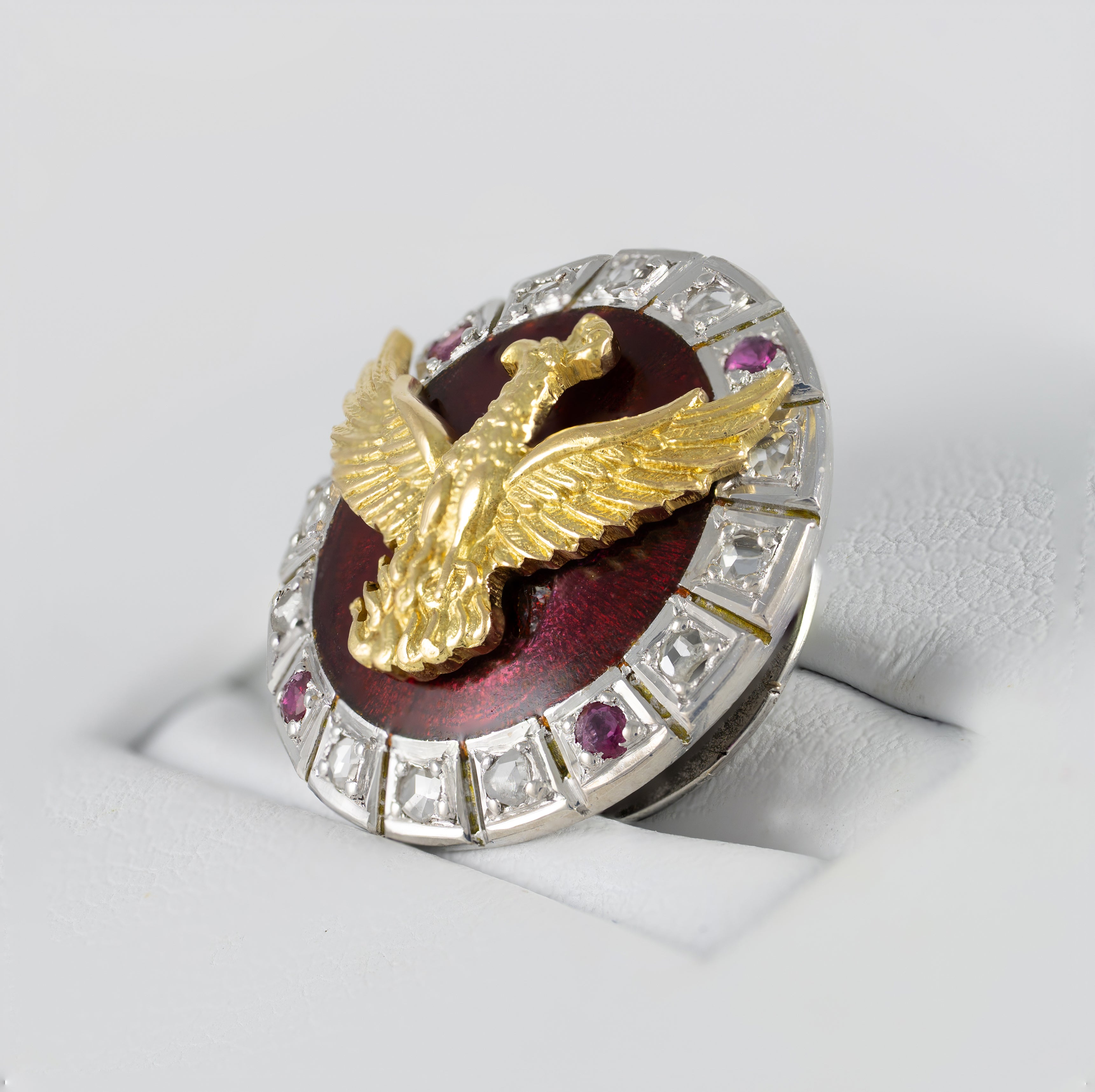 Broche en oro blanco y amarillo 18k con diamantes, rubíes y esmaltado