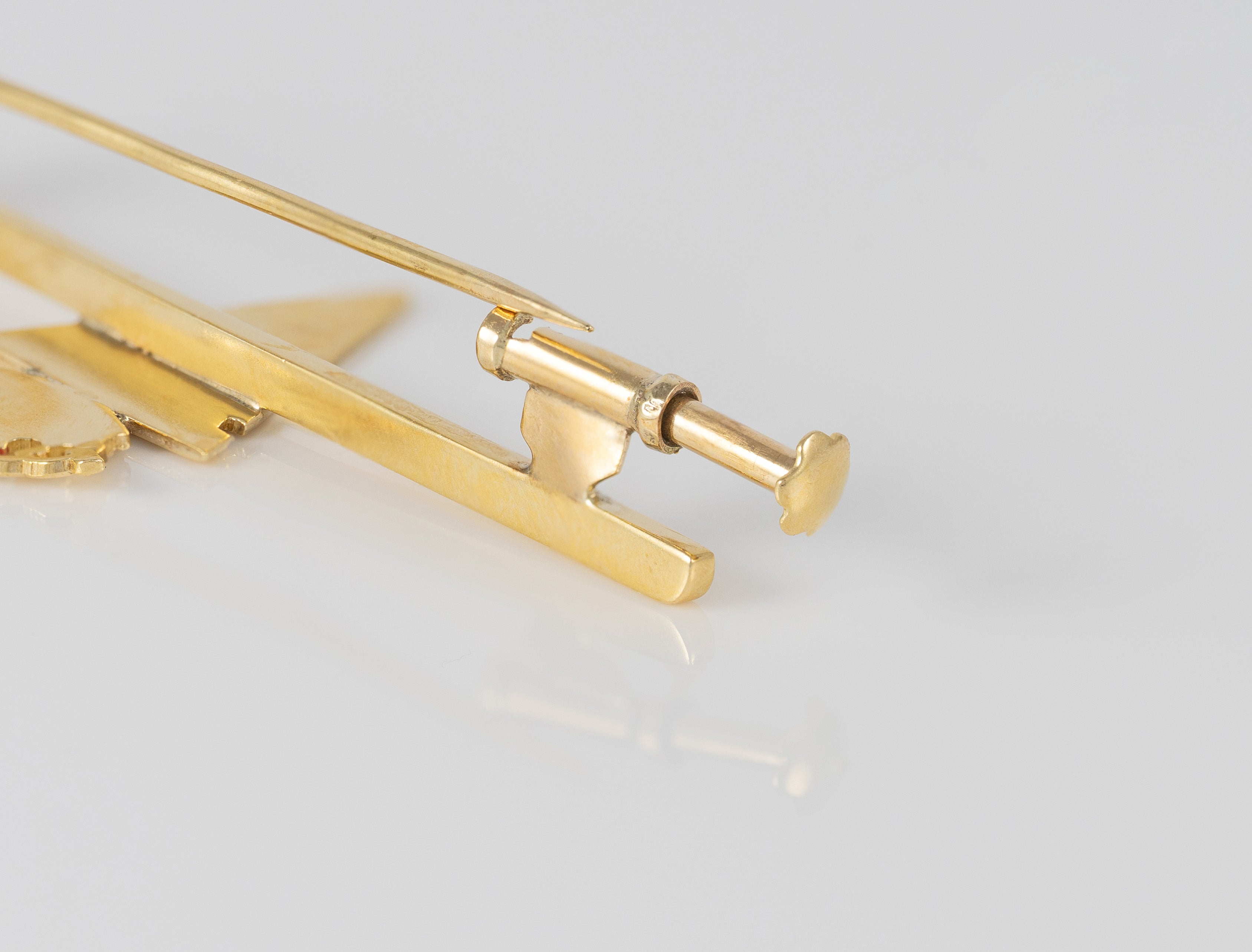 Broche Sporting Gijón en oro amarillo 18k esmaltado