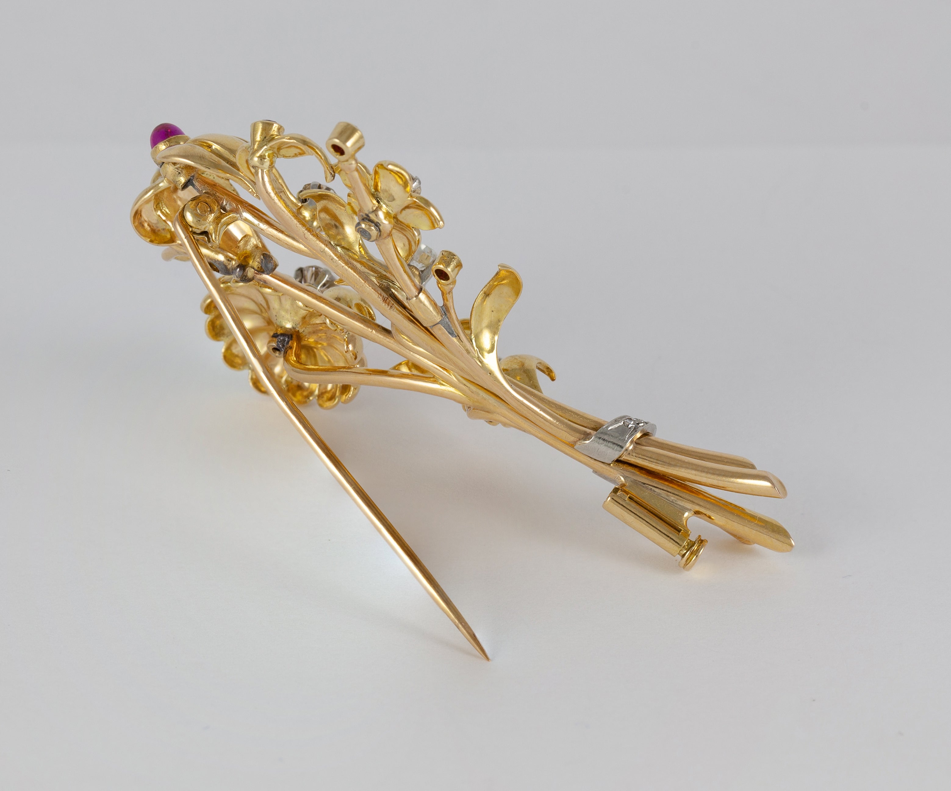 Broche antiguo en oro amarillo 18k con brillantes, amatistas y esmeraldas