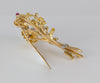 Broche antiguo en oro amarillo 18k con brillantes, amatistas y esmeraldas