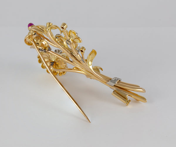Broche antiguo en oro amarillo 18k con brillantes, amatistas y esmeraldas