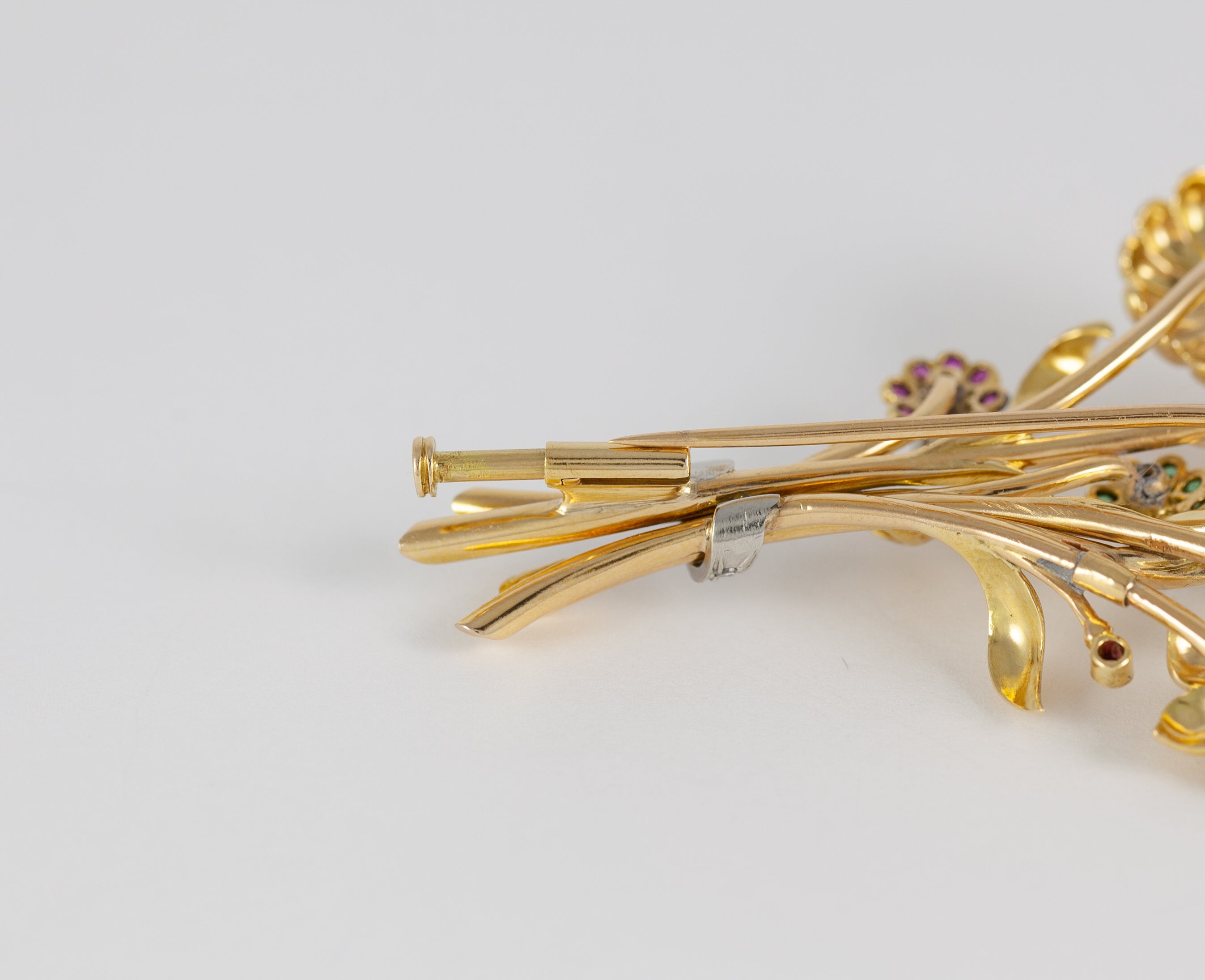 Broche antiguo en oro amarillo 18k con brillantes, amatistas y esmeraldas
