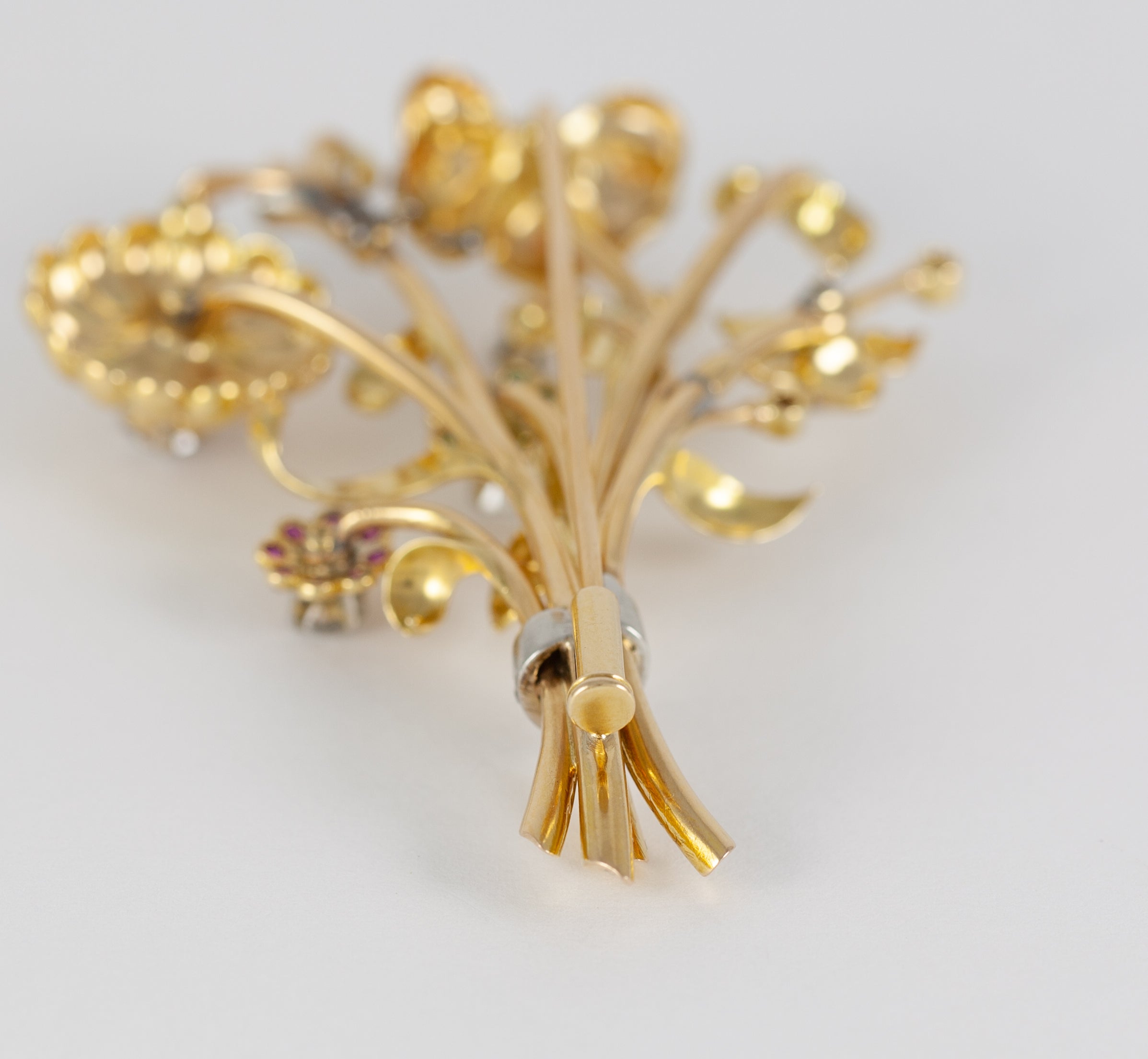 Broche antiguo en oro amarillo 18k con brillantes, amatistas y esmeraldas