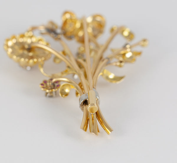 Broche antiguo en oro amarillo 18k con brillantes, amatistas y esmeraldas