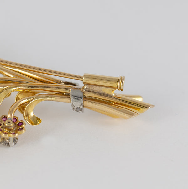 Broche antiguo en oro amarillo 18k con brillantes, amatistas y esmeraldas