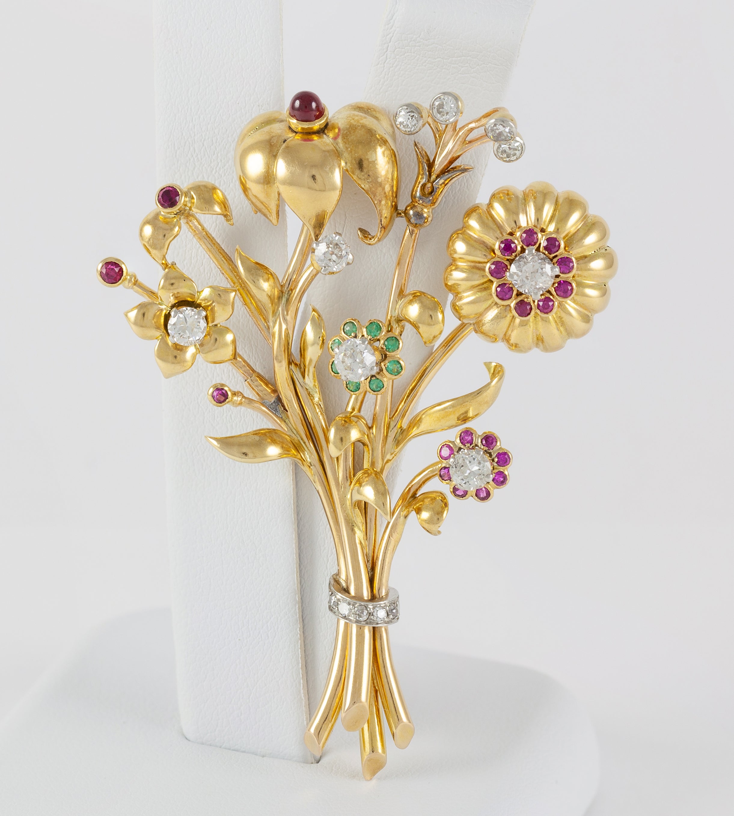 Broche antiguo en oro amarillo 18k con brillantes, amatistas y esmeraldas