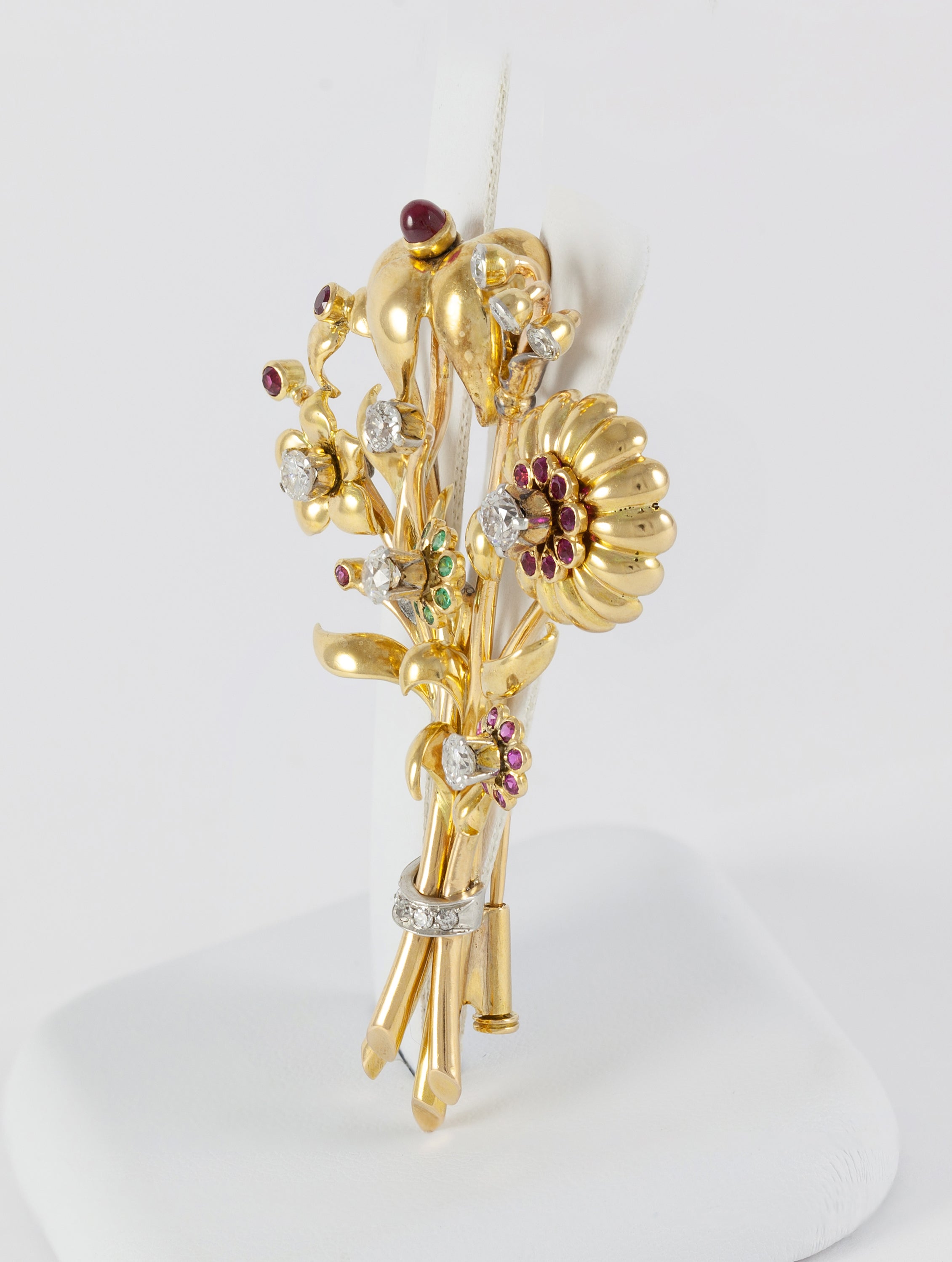 Broche antiguo en oro amarillo 18k con brillantes, amatistas y esmeraldas