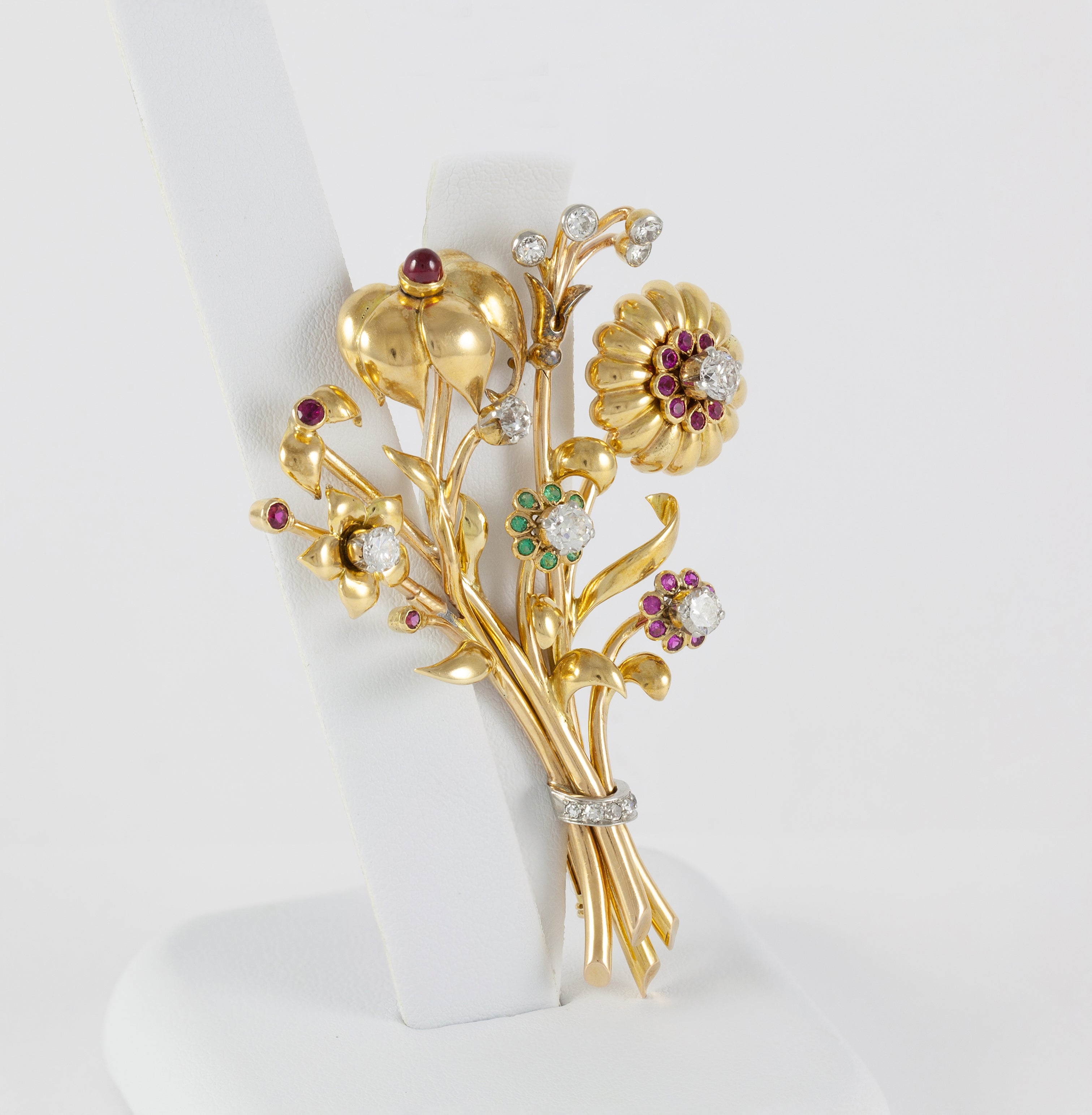 Broche antiguo en oro amarillo 18k con brillantes, amatistas y esmeraldas