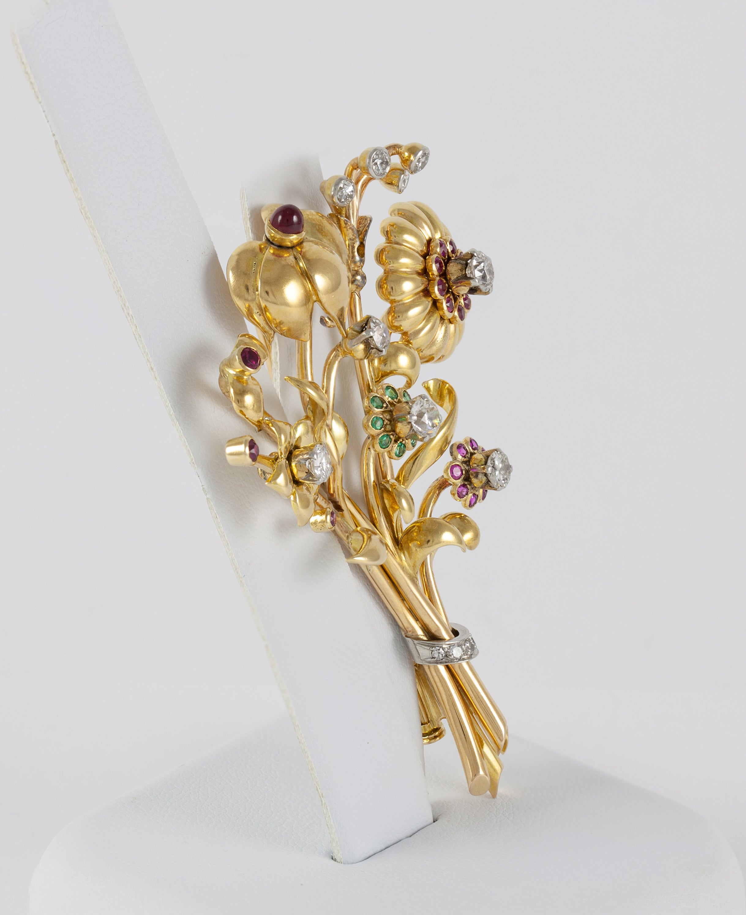Broche antiguo en oro amarillo 18k con brillantes, amatistas y esmeraldas