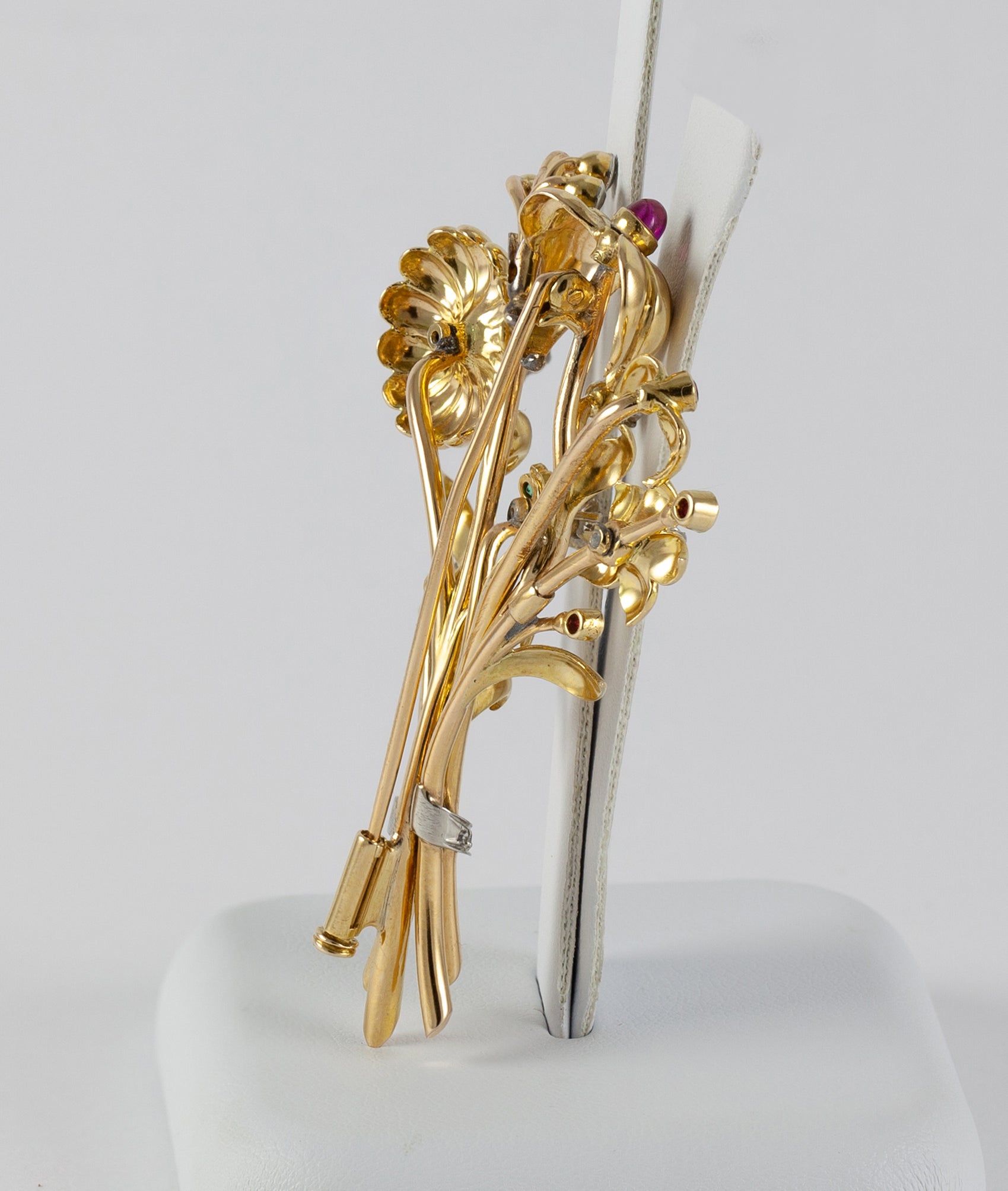 Broche antiguo en oro amarillo 18k con brillantes, amatistas y esmeraldas