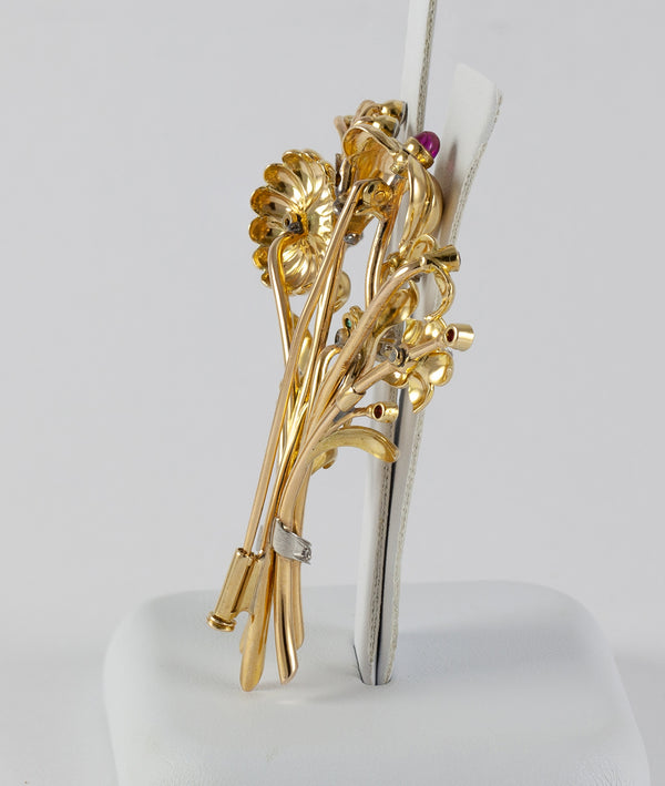 Broche antiguo en oro amarillo 18k con brillantes, amatistas y esmeraldas