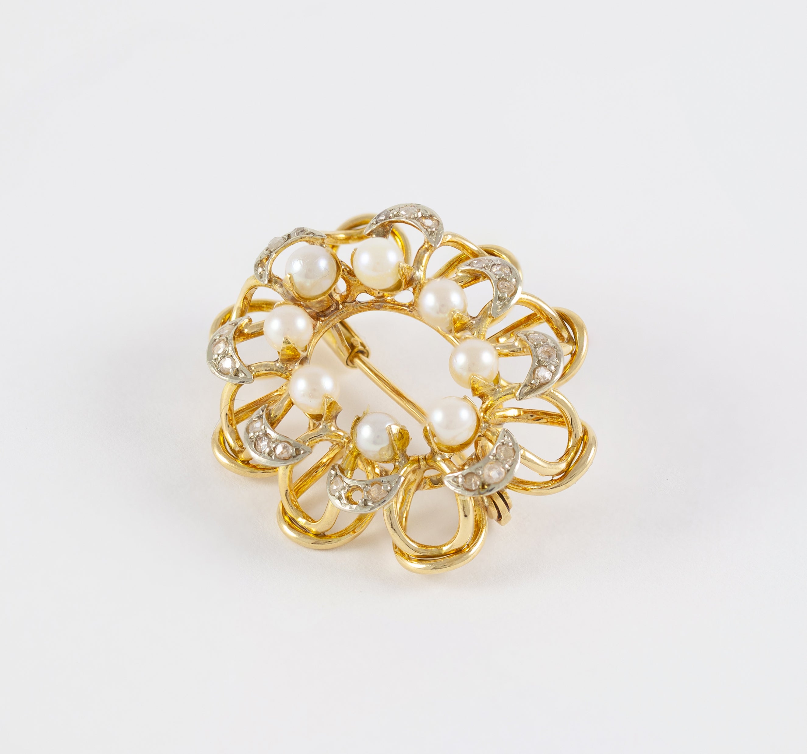 Broche antiguo en oro amarillo 18k con diamantes y perlas
