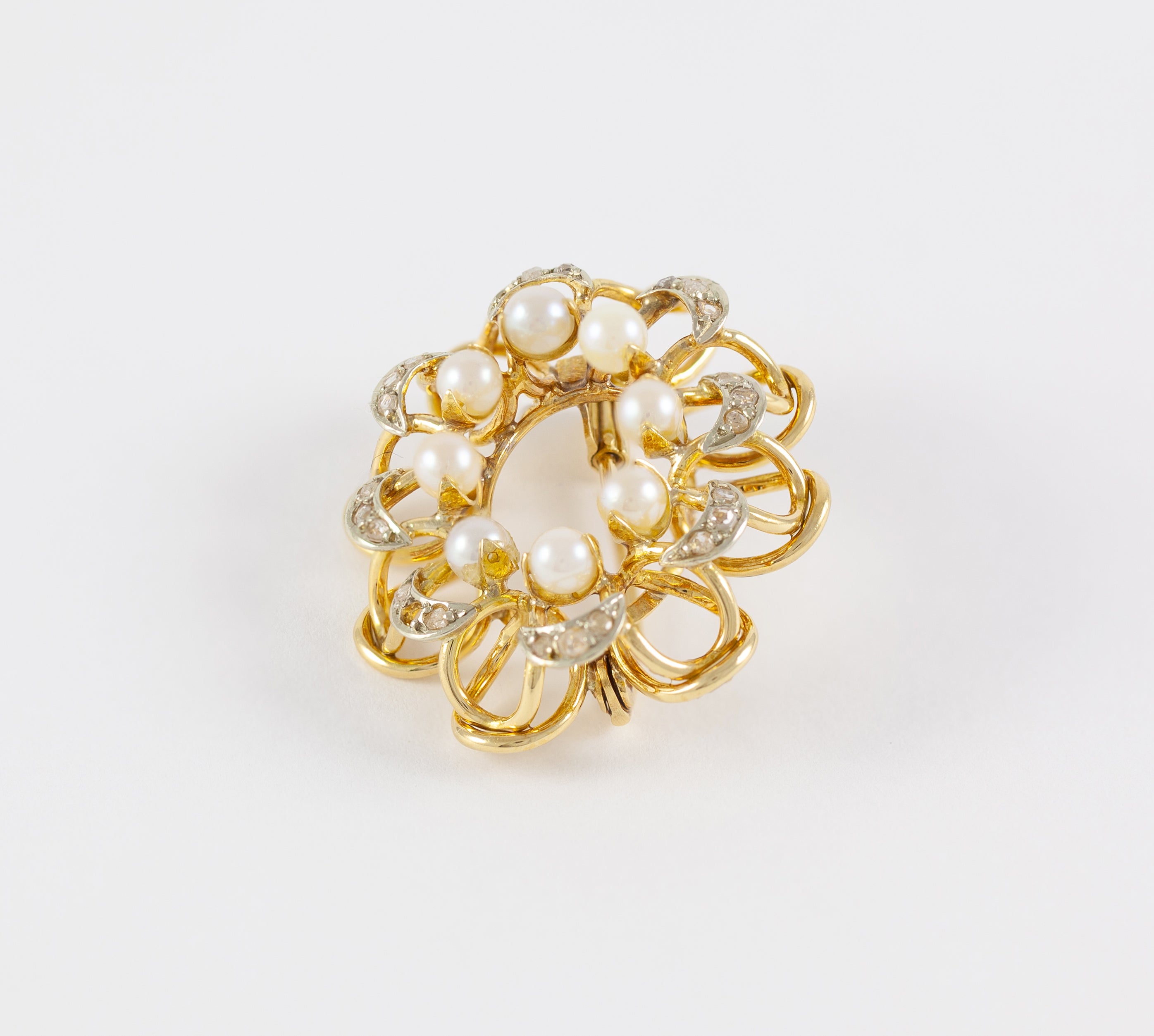Broche antiguo en oro amarillo 18k con diamantes y perlas