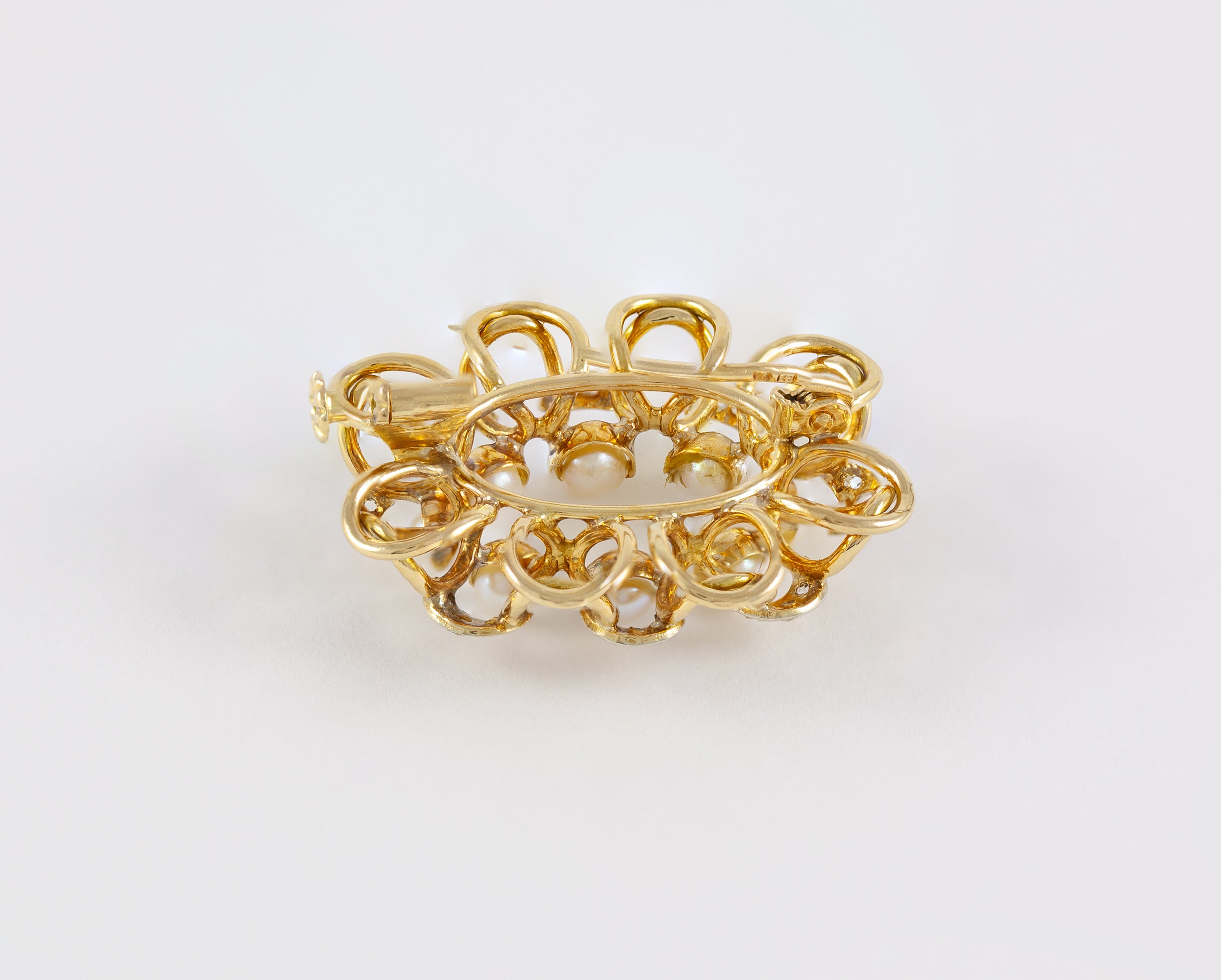 Broche antiguo en oro amarillo 18k con diamantes y perlas