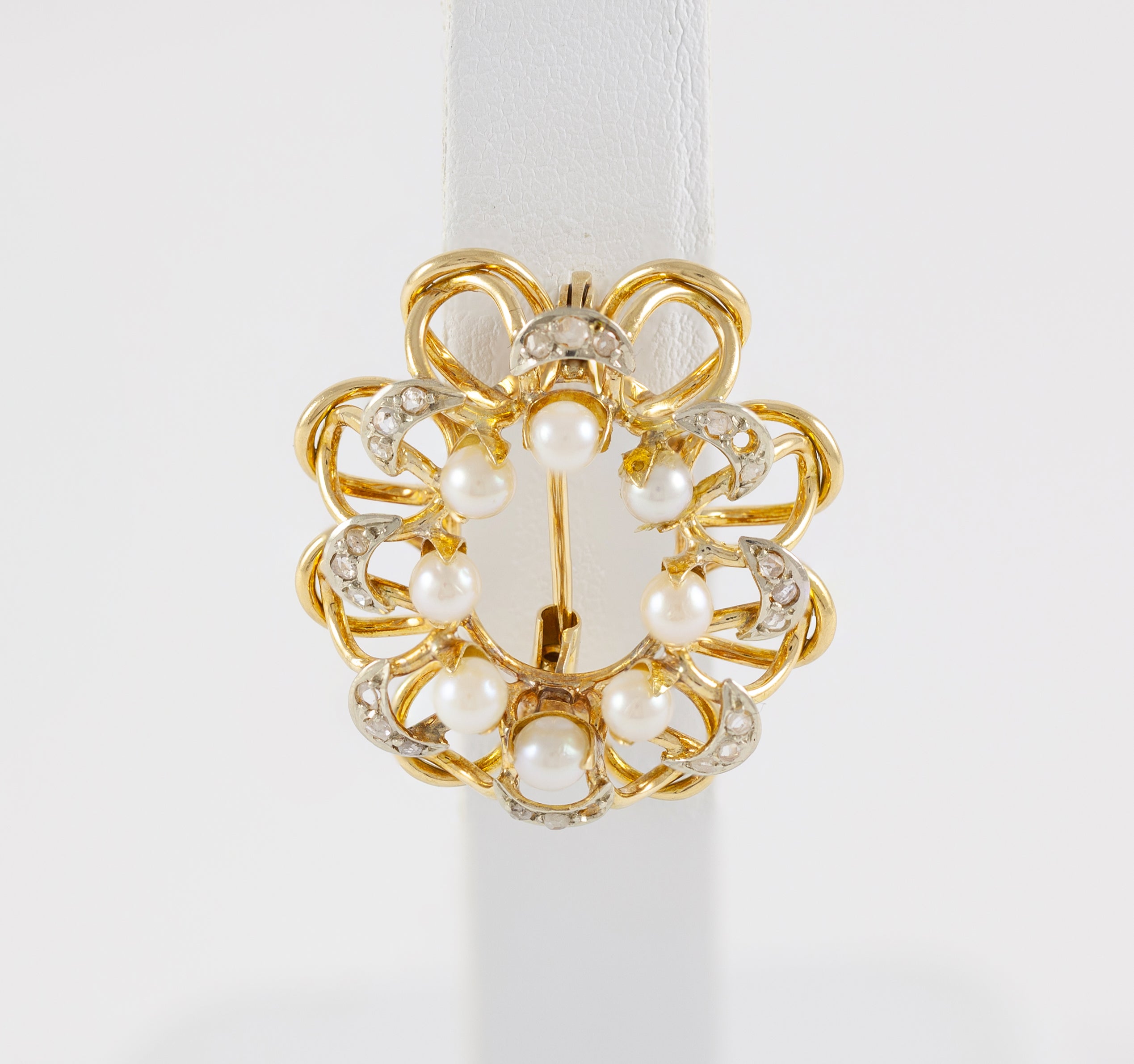 Broche antiguo en oro amarillo 18k con diamantes y perlas