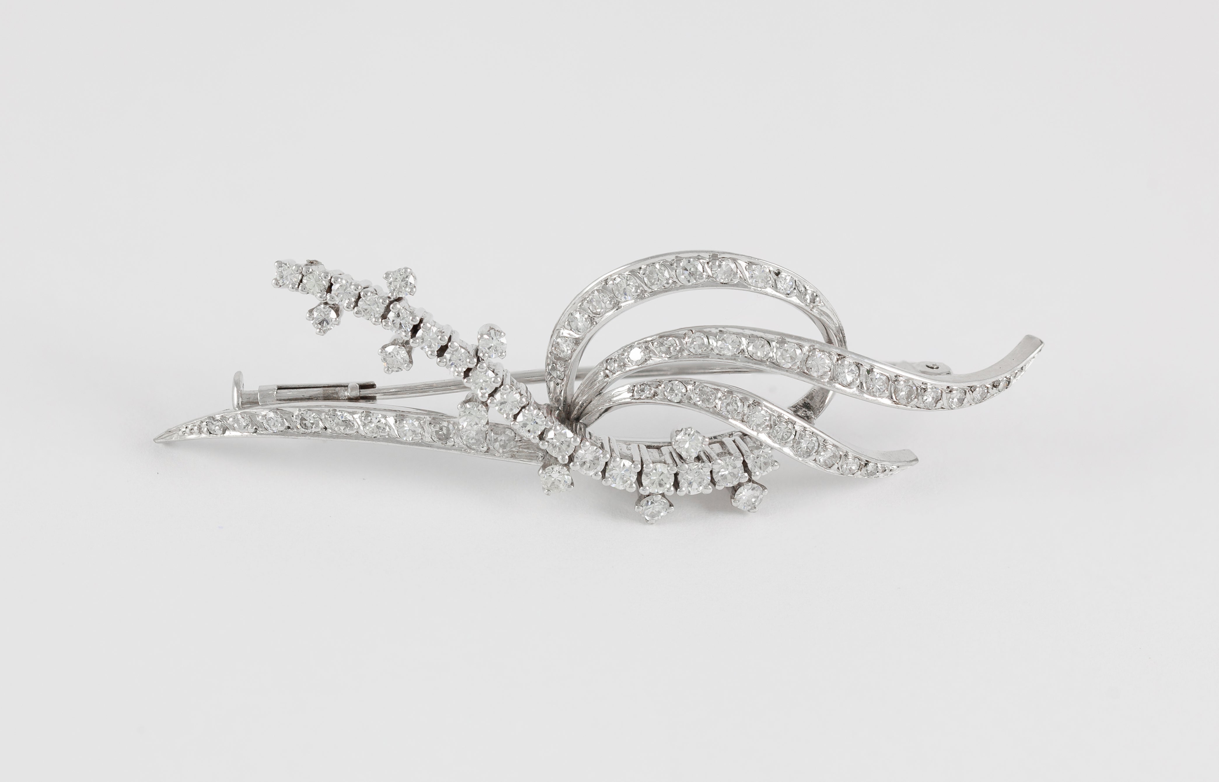 Broche en oro blanco 18k con brillantes 1.58 ct