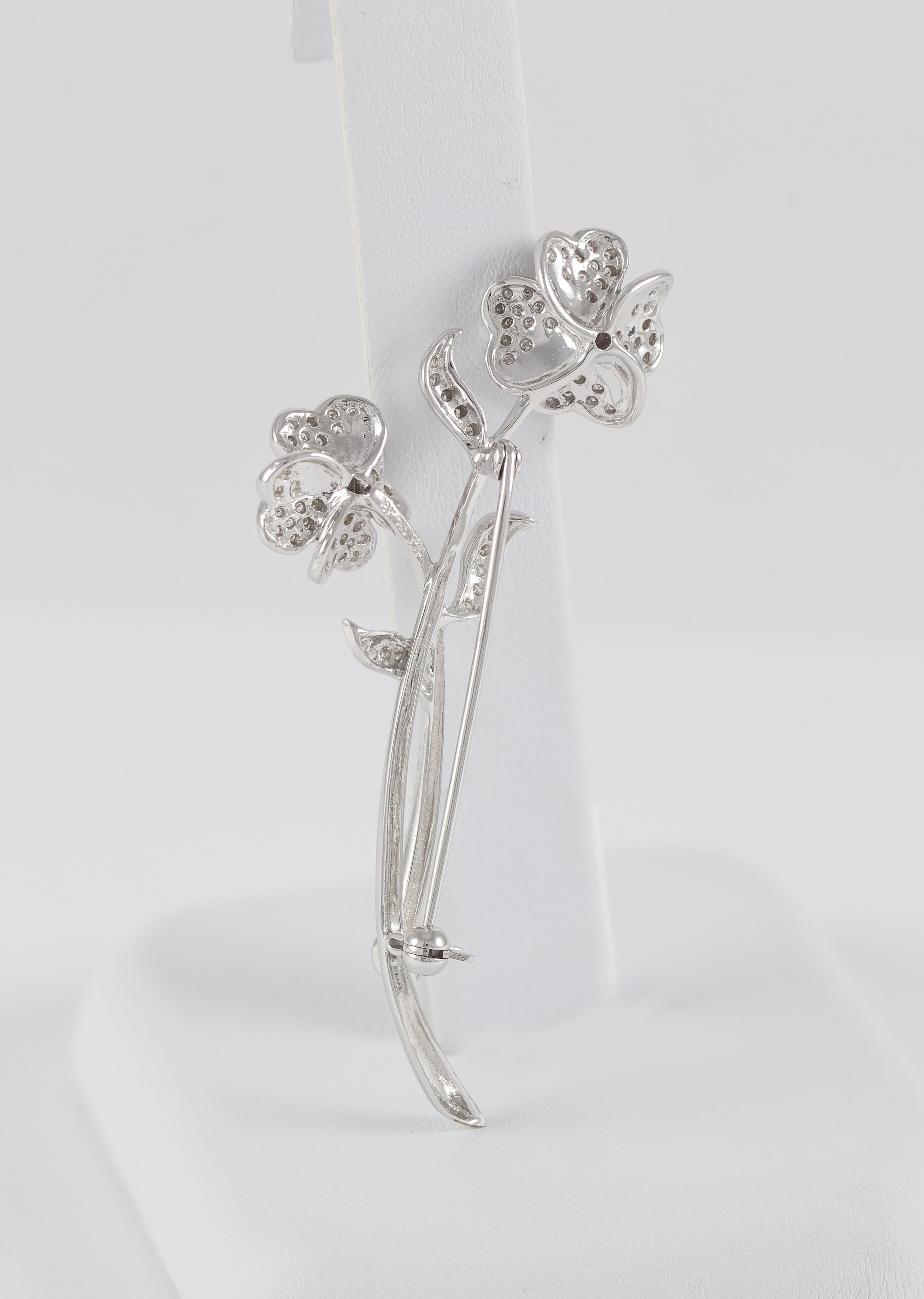 Broche flor en oro blanco 18k con brillantes