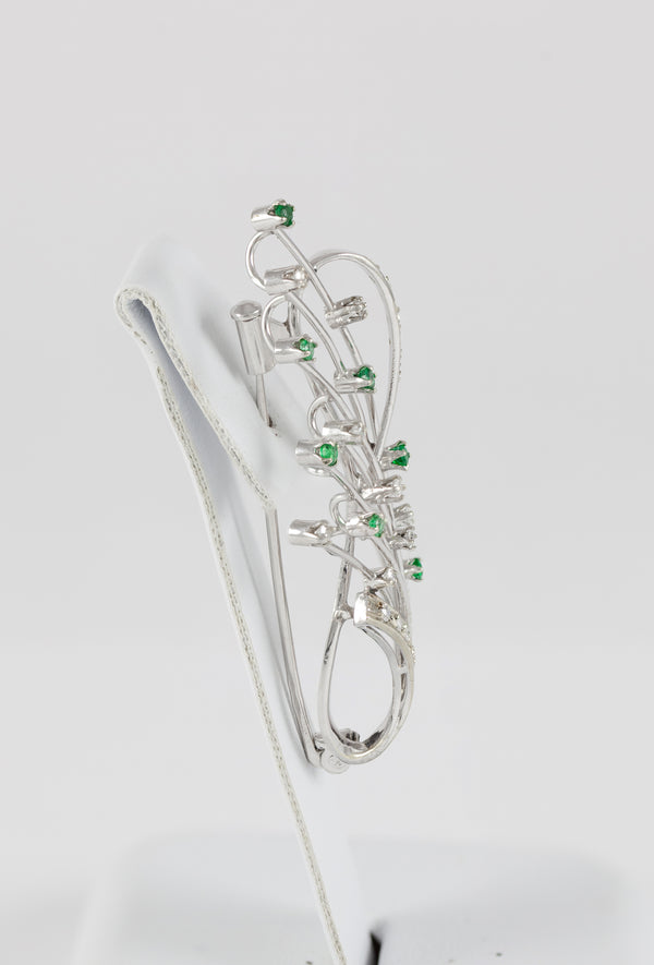 Broche en oro blanco 18k con brillantes y esmeraldas