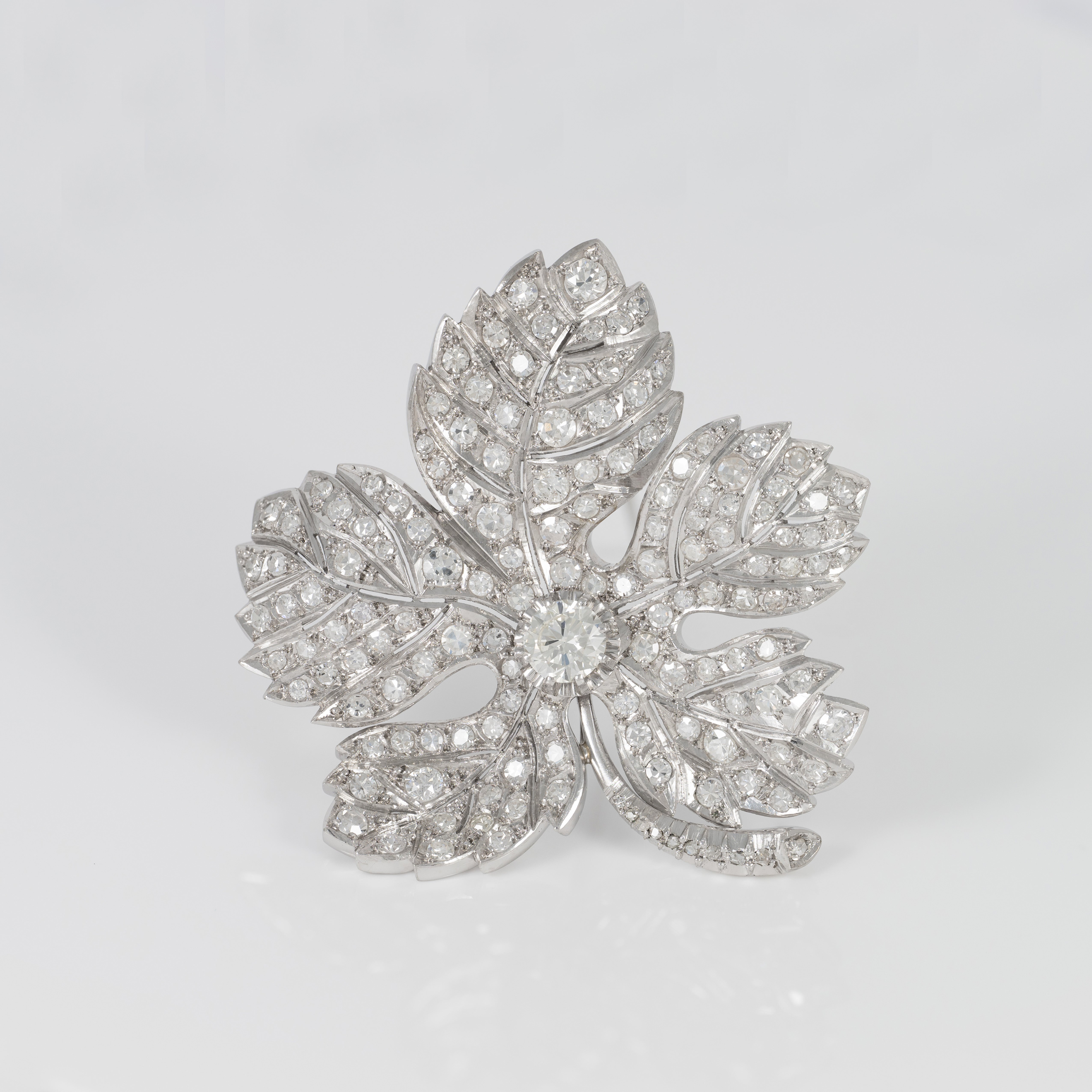 Broche antiguo en oro blanco 18k y diamantes 5.58 ct