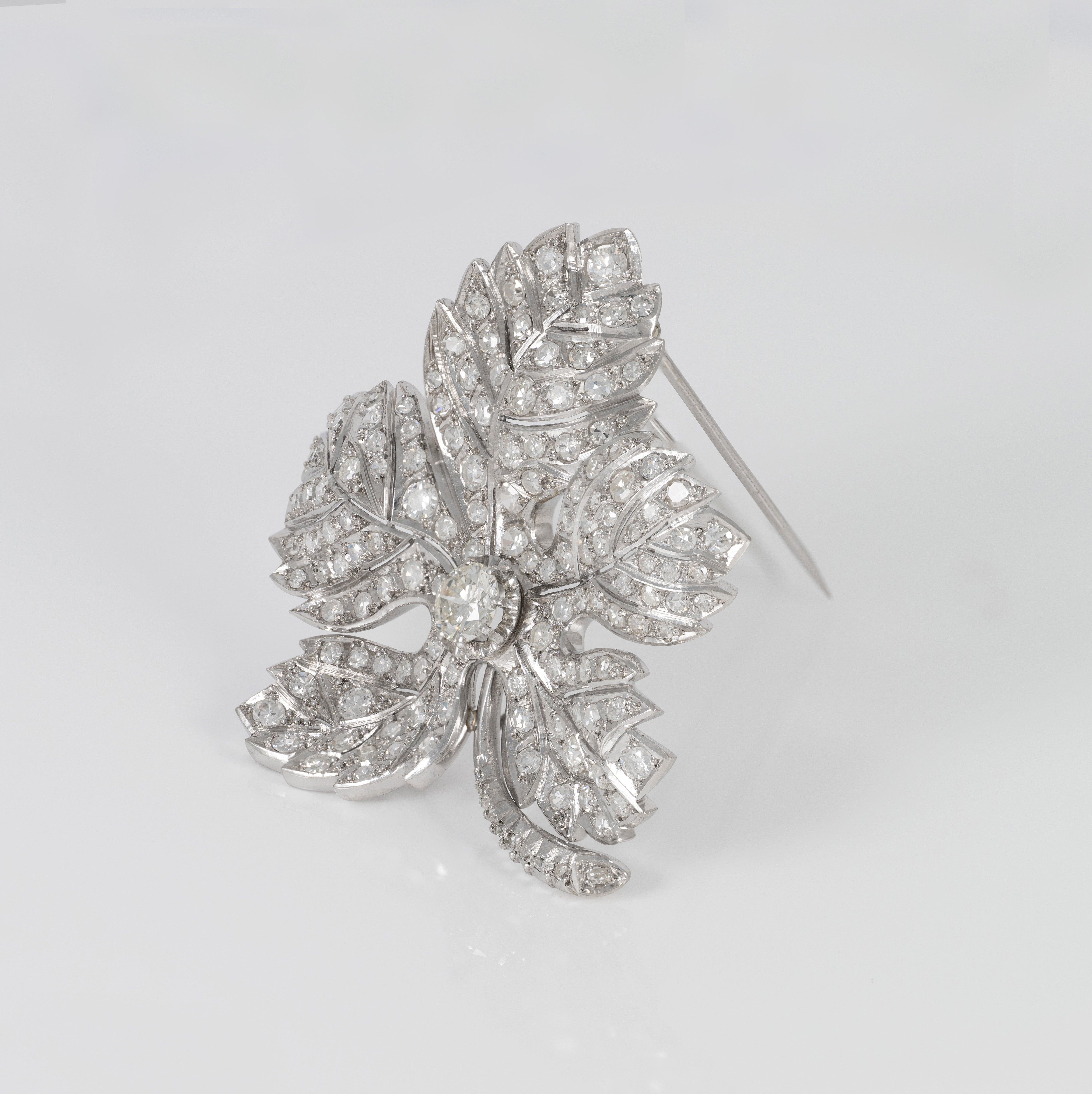 Broche antiguo en oro blanco 18k y diamantes 5.58 ct