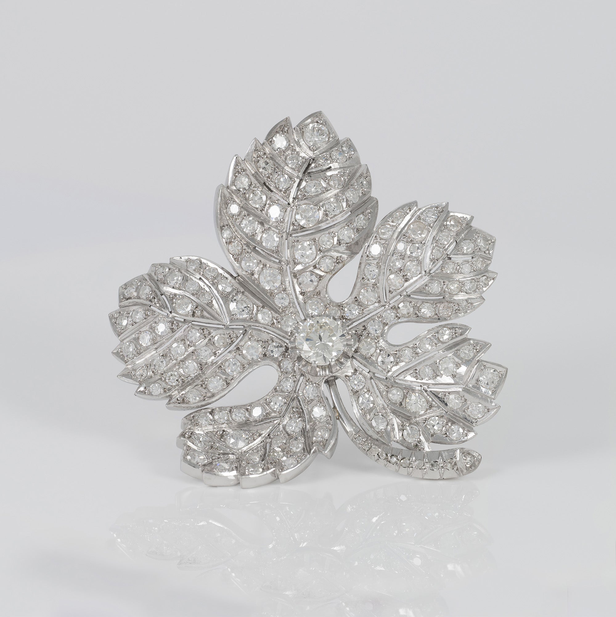 Broche antiguo en oro blanco 18k y diamantes 5.58 ct