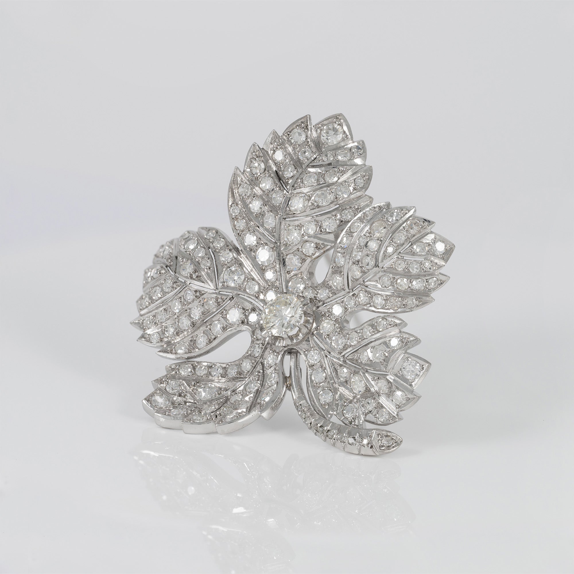 Broche antiguo en oro blanco 18k y diamantes 5.58 ct
