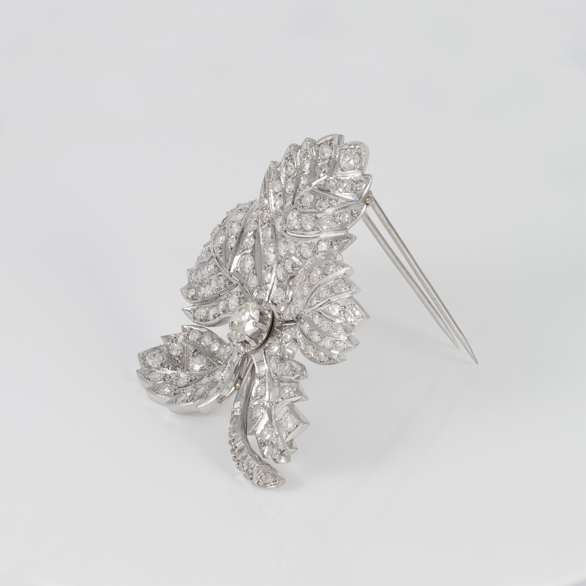 Broche antiguo en oro blanco 18k y diamantes 5.58 ct