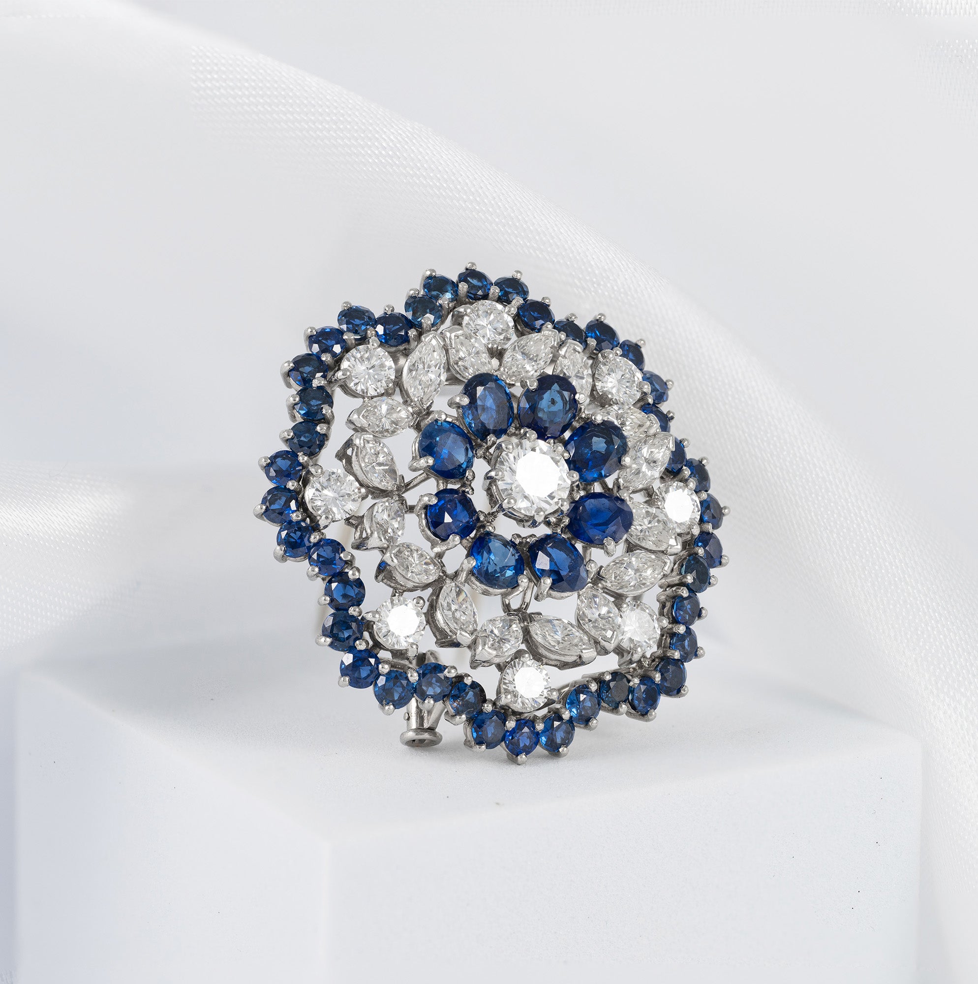 Broche en oro blanco 18k con diamantes 4.56 ct y zafiros 7.84 ct