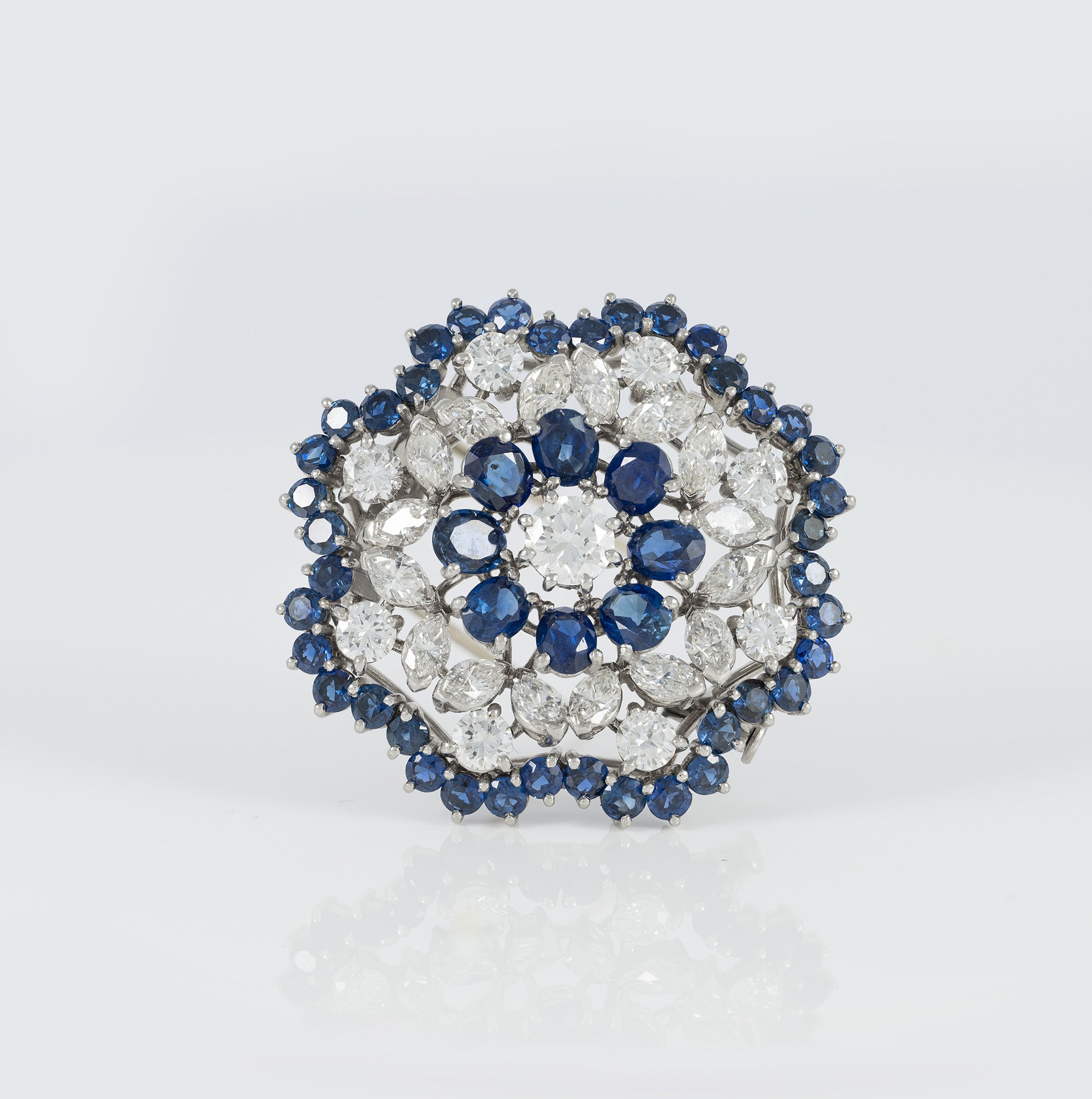 Broche en oro blanco 18k con diamantes 4.56 ct y zafiros 7.84 ct