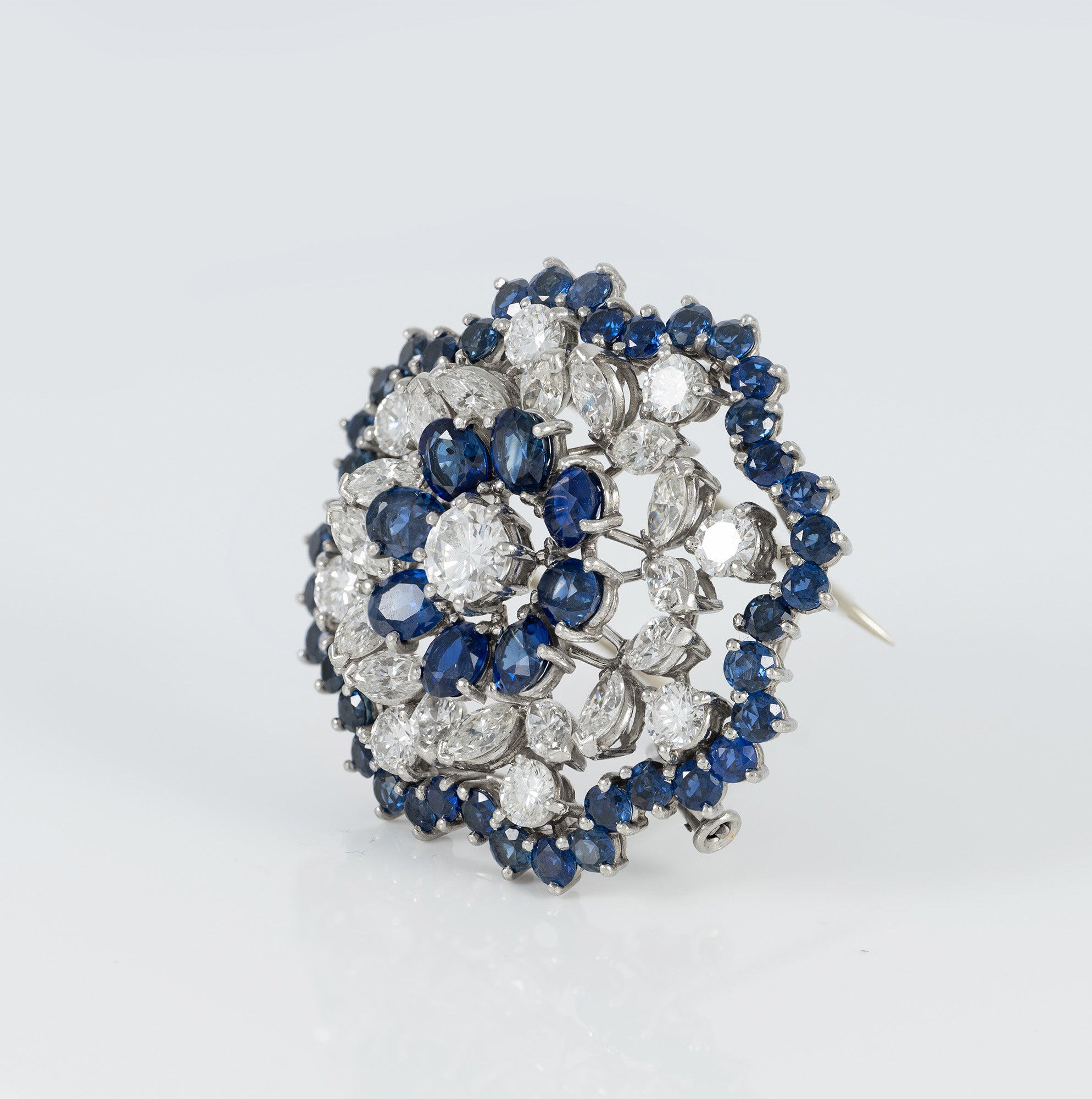 Broche en oro blanco 18k con diamantes 4.56 ct y zafiros 7.84 ct