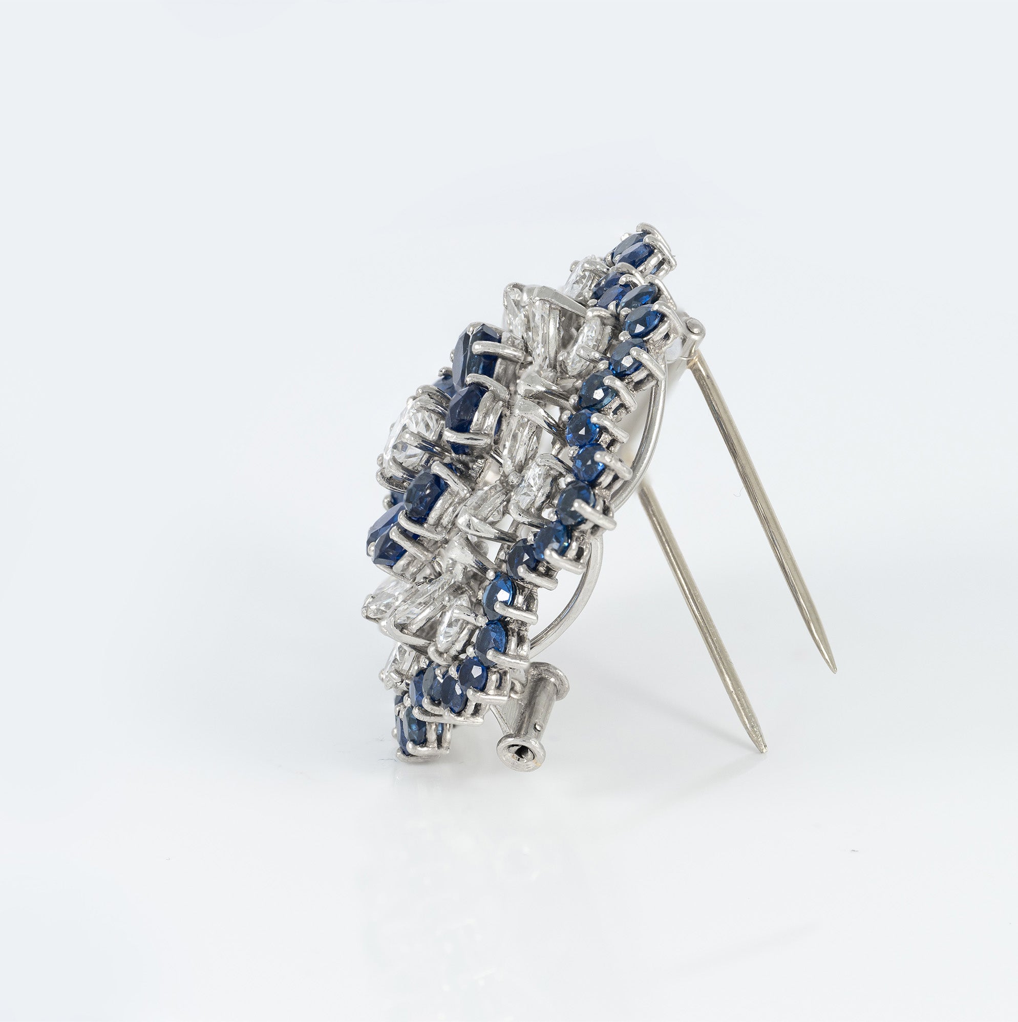 Broche en oro blanco 18k con diamantes 4.56 ct y zafiros 7.84 ct