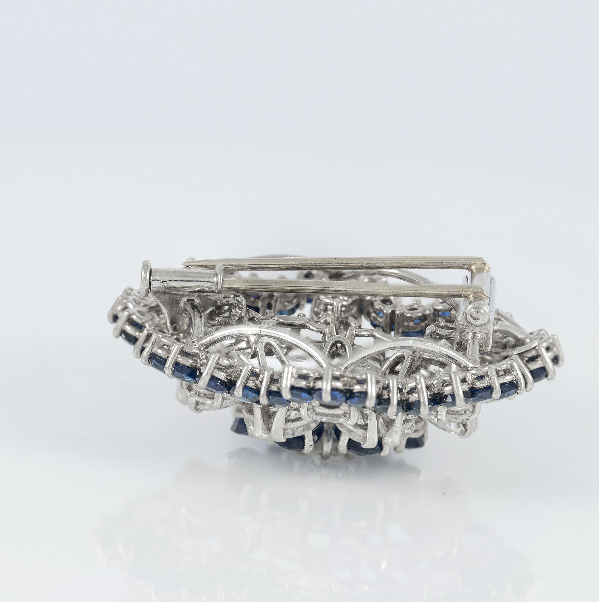 Broche en oro blanco 18k con diamantes 4.56 ct y zafiros 7.84 ct