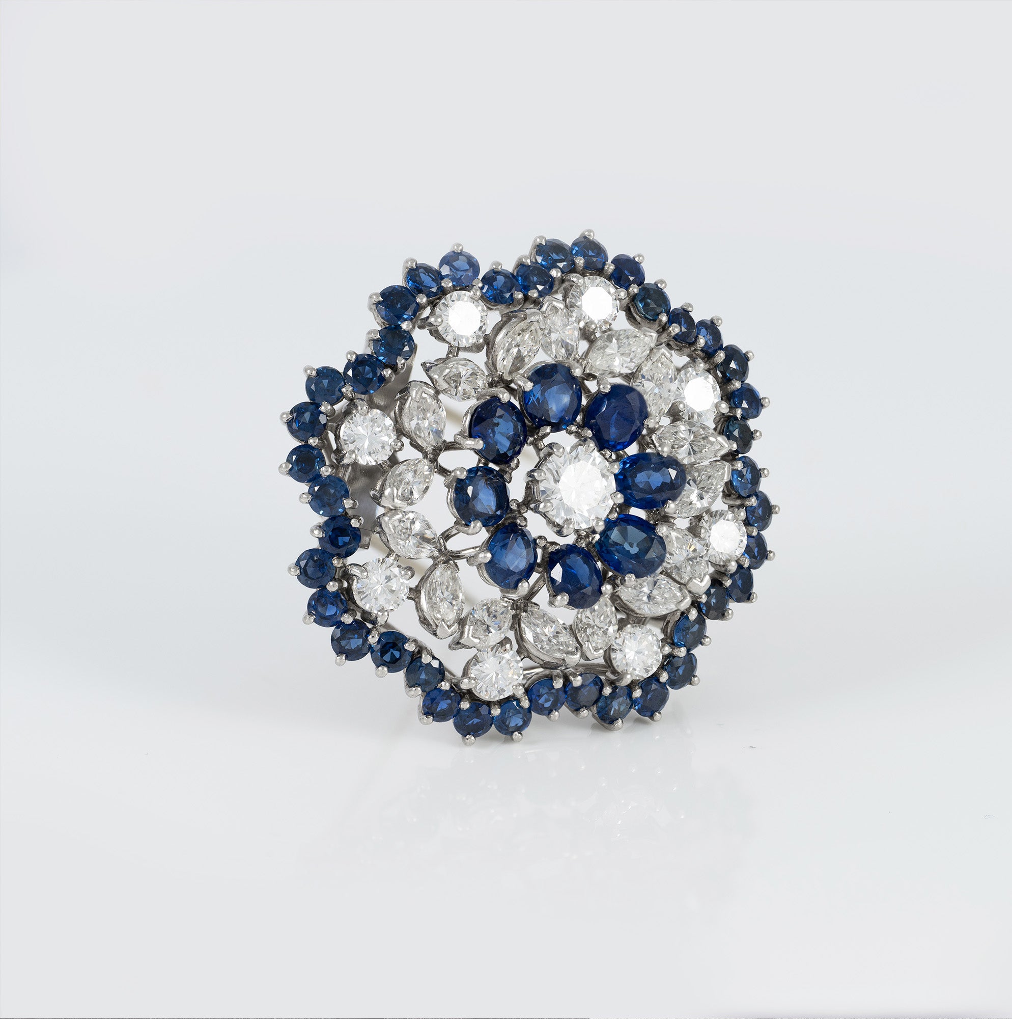 Broche en oro blanco 18k con diamantes 4.56 ct y zafiros 7.84 ct