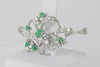 Broche antiguo en oro blanco 18k con esmeraldas y diamantes 1.34 ct